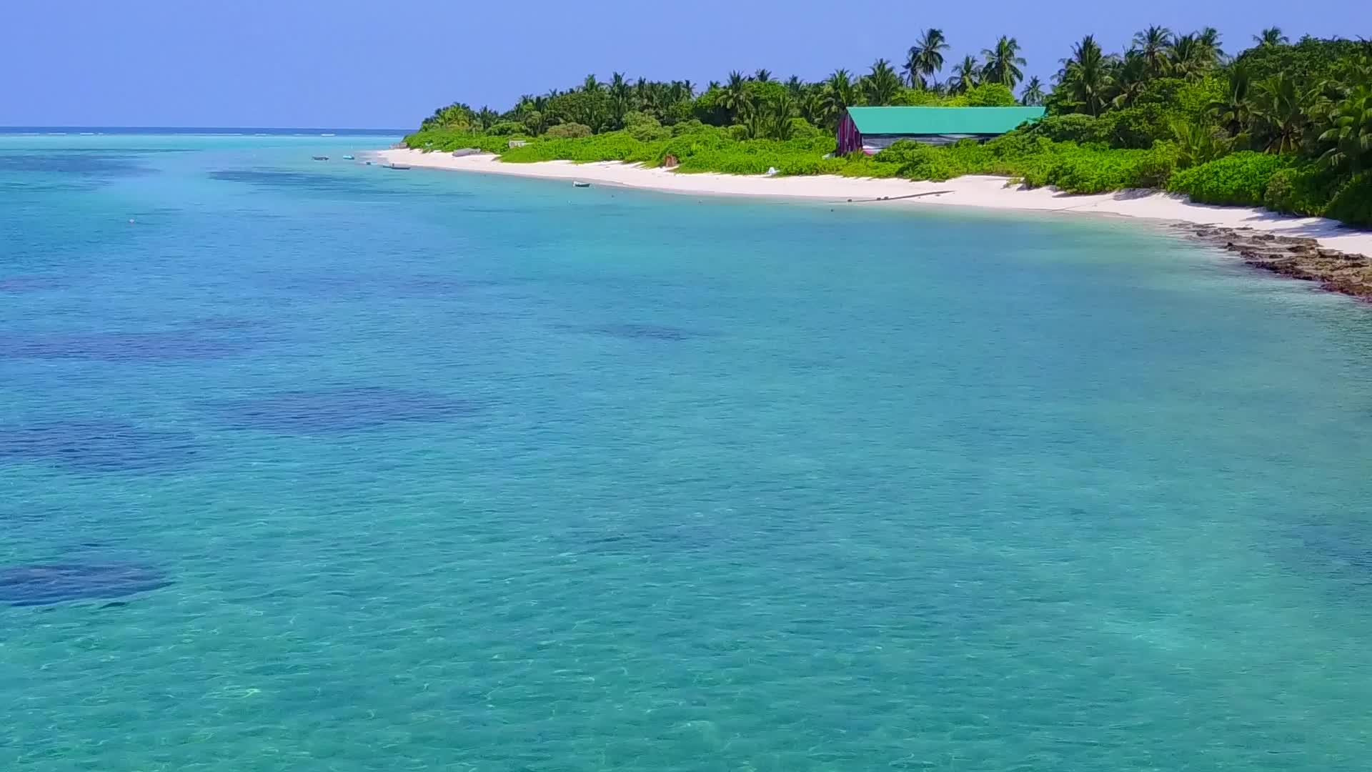 以白沙为背景的热带岛屿海滩突破了无人驾驶飞机视频的预览图