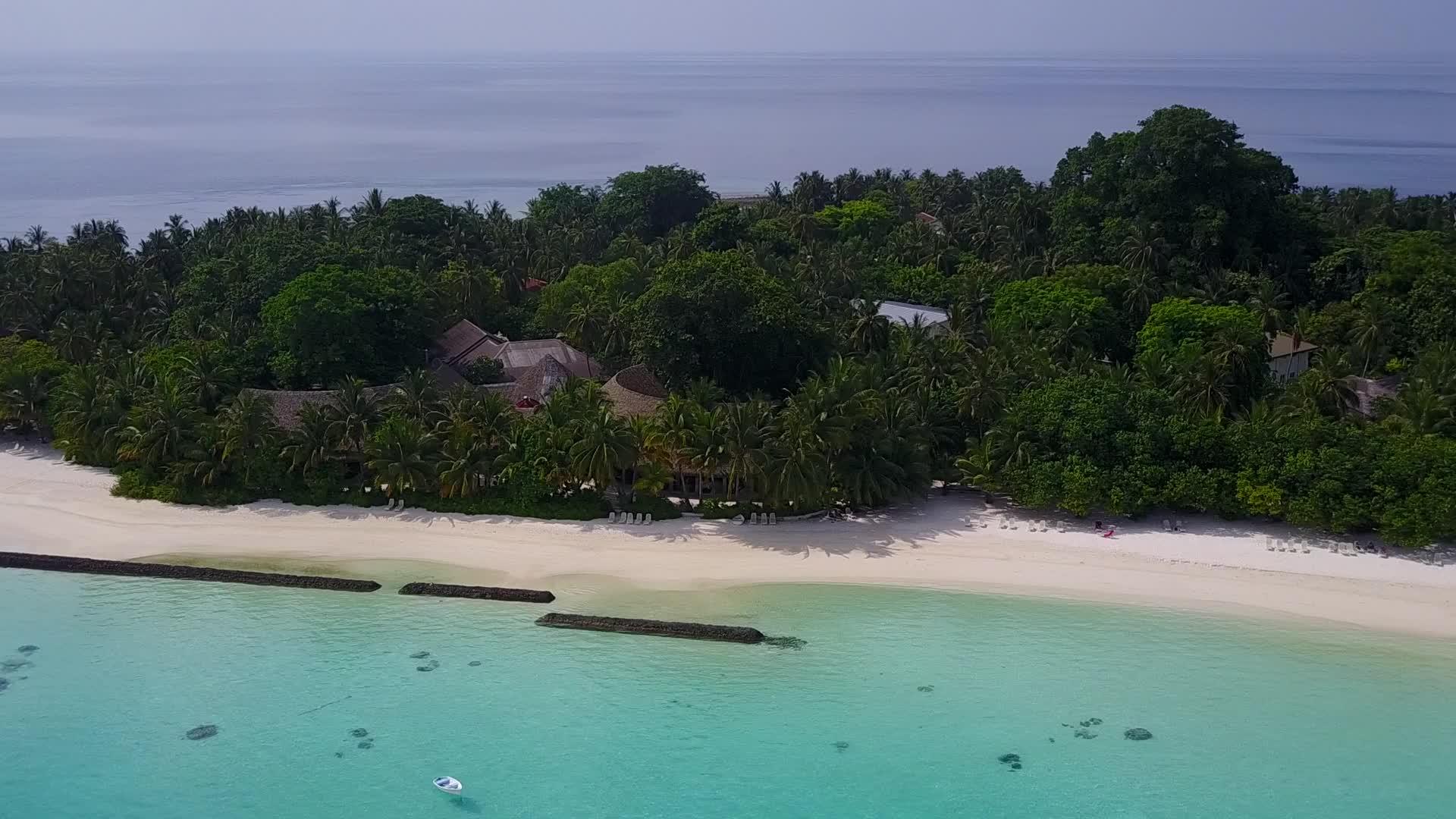在蓝水白沙的背景下完美的海岸线海滩度假无人机旅游视频的预览图