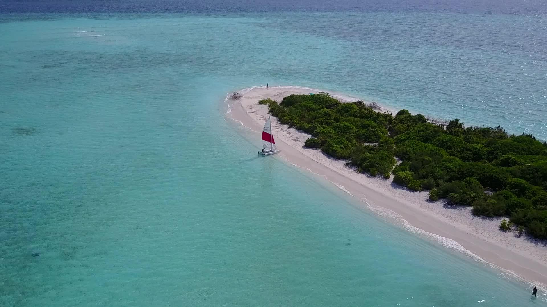 以透明环礁湖和白色沙尘为背景在宁静的岛屿海滩上旅行视频的预览图