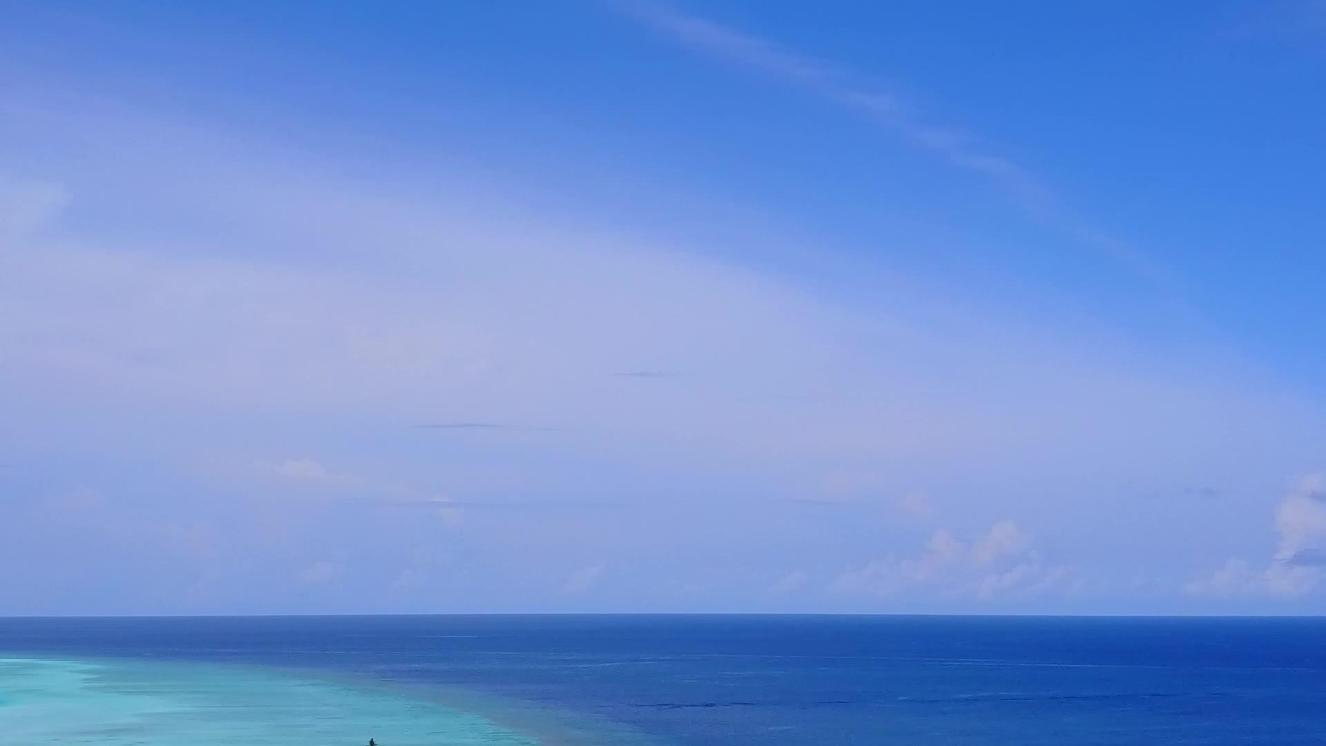 蓝海、白色沙底、蓝海和白色海滩的天堂环礁海滩生活方式视频的预览图