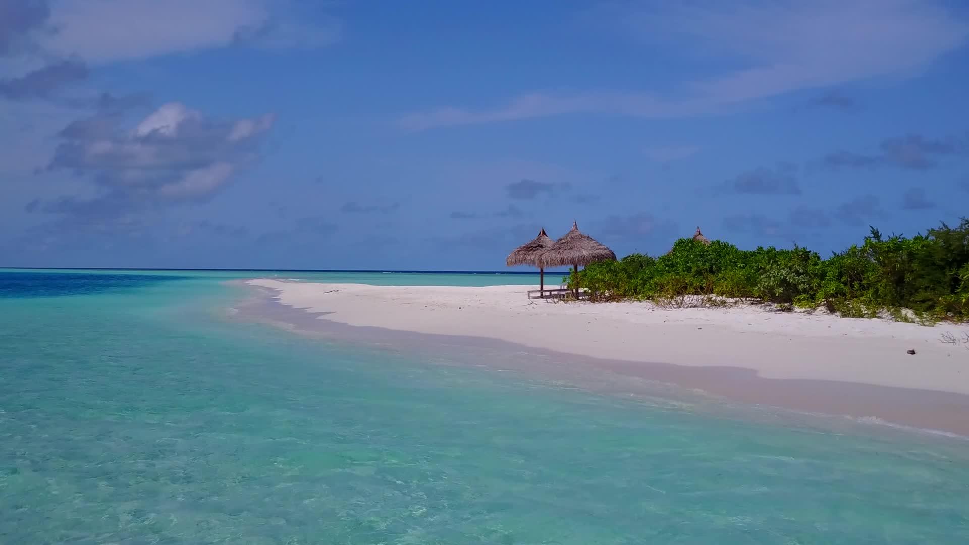 蓝绿色的水和明亮的沙色背景下的田园诗般的度假海滩度假空中无人机视频的预览图