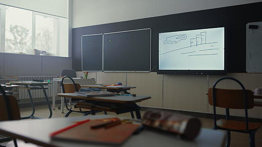空荡荡的教室墙上有现代投影仪屏幕视频的预览图
