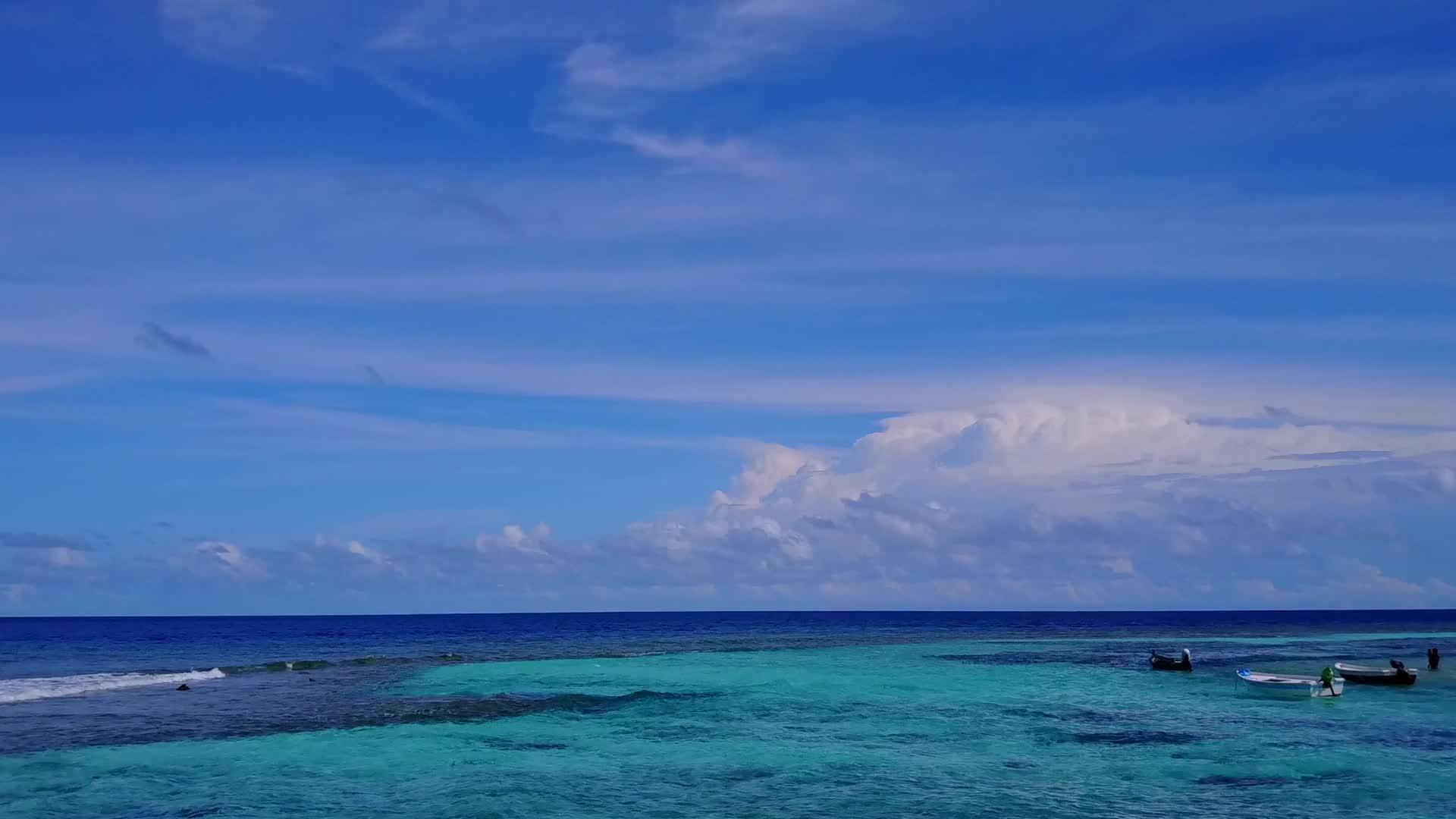 沿着热带海岸海滩航行的无人机景观由蓝色海洋和明亮的沙质组成视频的预览图