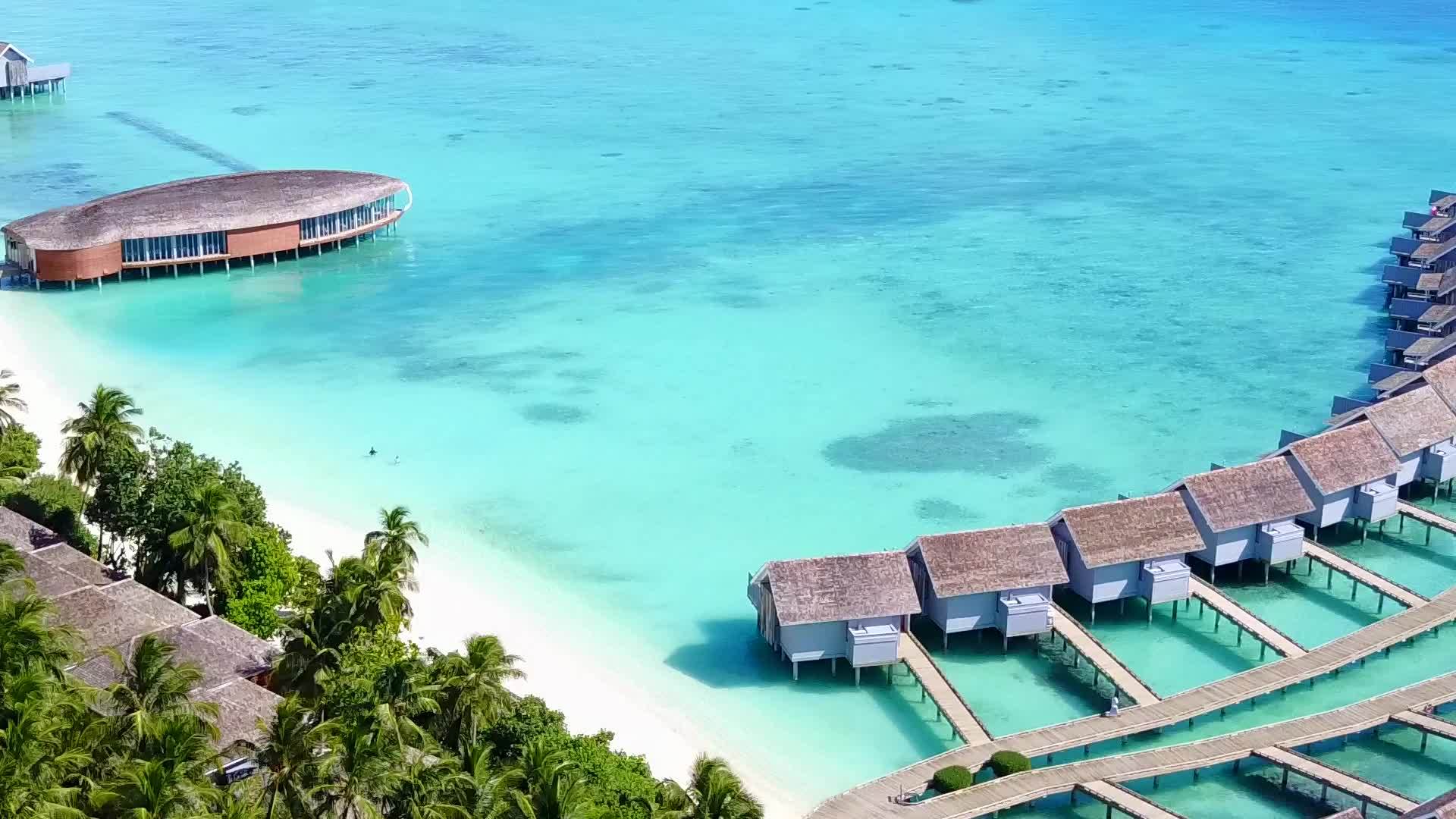 在海洋岛屿的海滩时间中使用透明的白色沙滩背景水进行无人驾驶视频的预览图