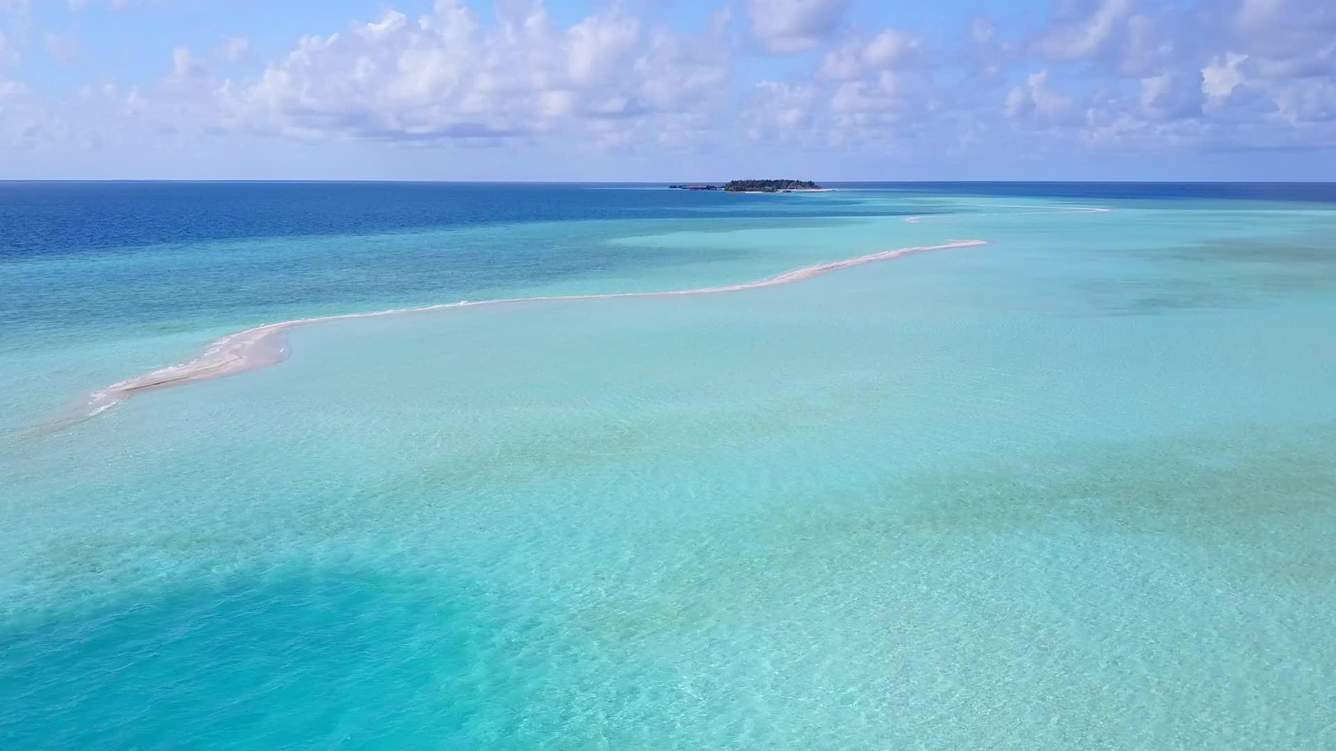 平息度假胜地海滩风景以蓝水和白沙为蓝海航行背景视频的预览图
