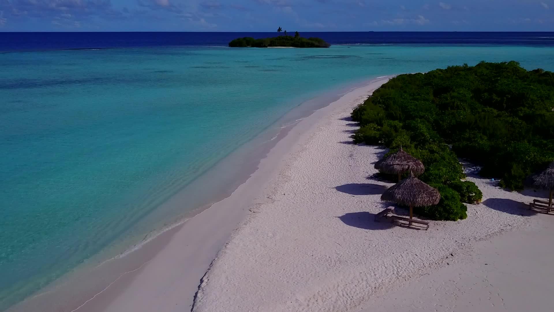 蓝色的海洋和完美的环礁湖海滩假日自然海景的清洁沙地背景视频的预览图