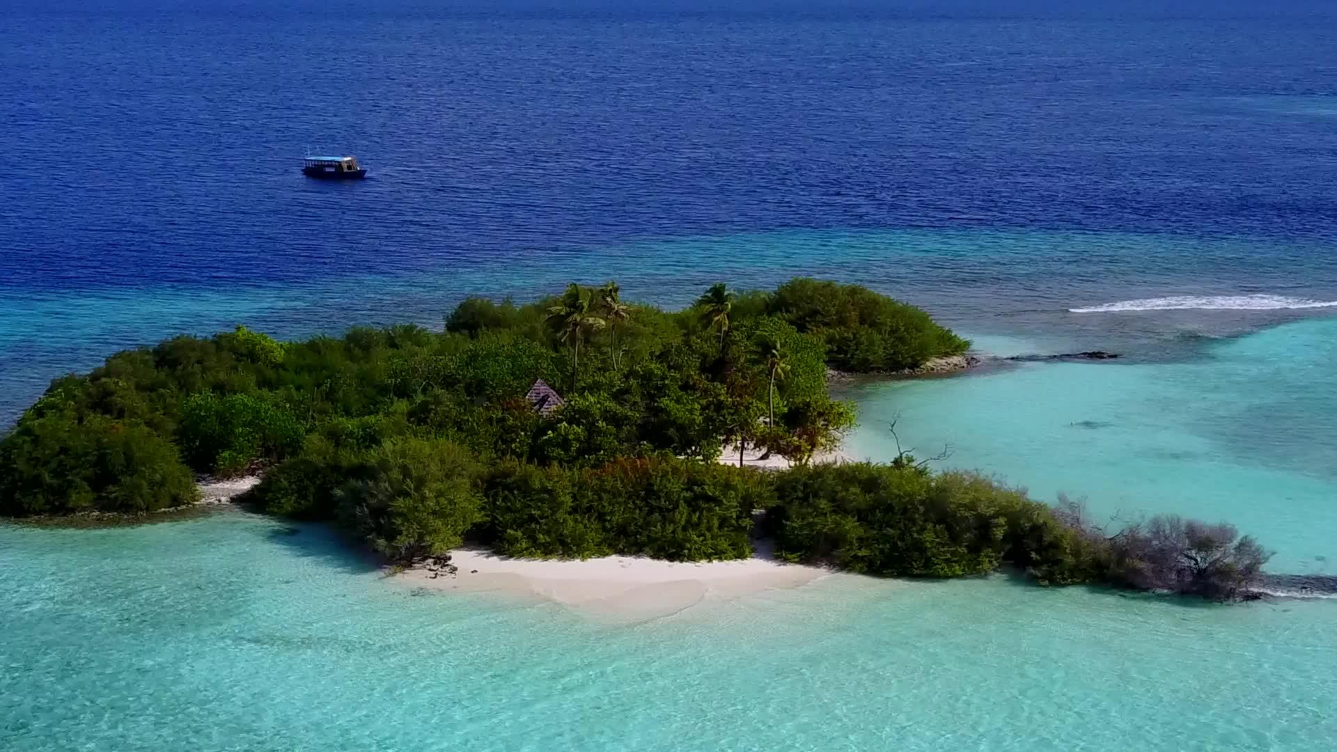 蓝色环礁湖和白色沙尘视频的预览图