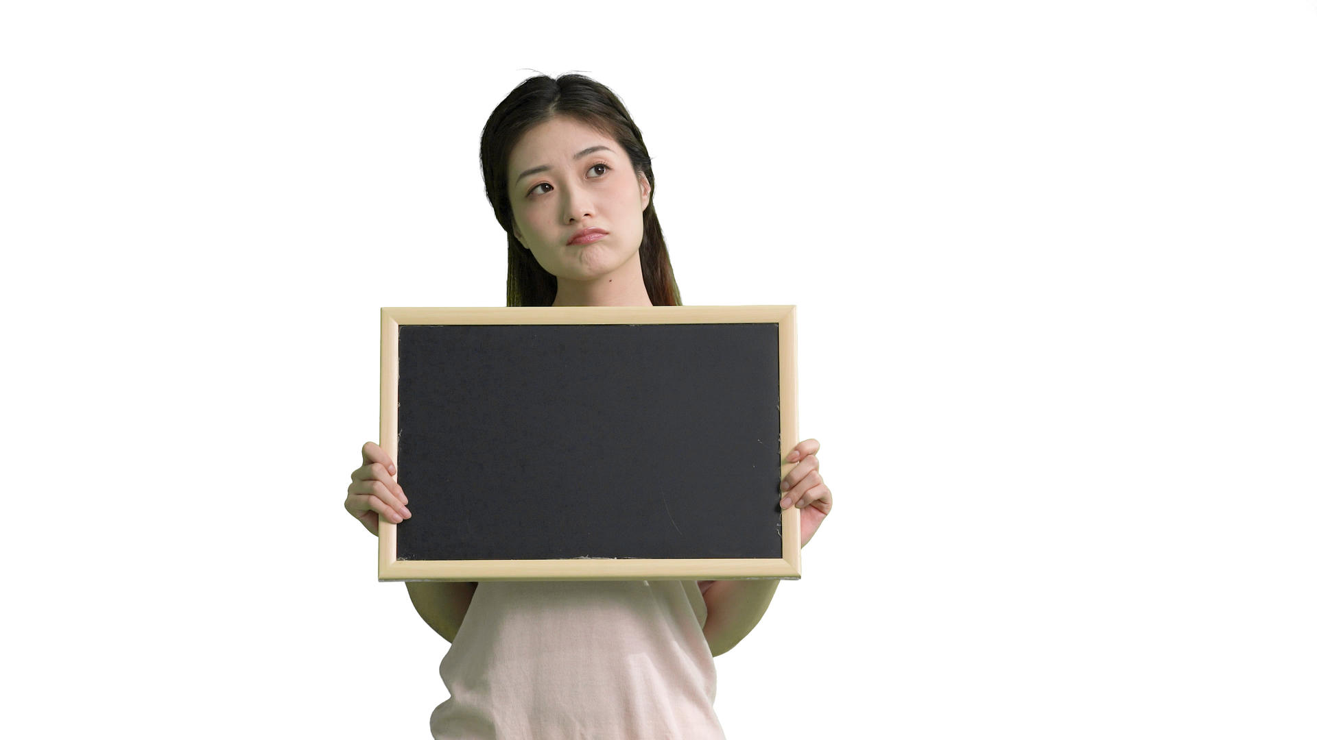 4k手拿黑板的女生思考表情动作白底视频视频的预览图