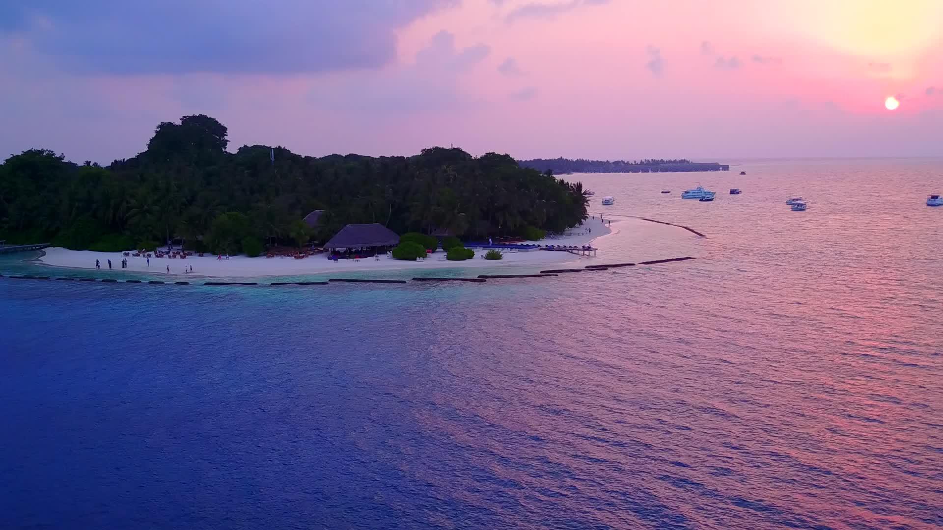 热带环礁湖的海景由绿水和白色沙尘组成视频的预览图