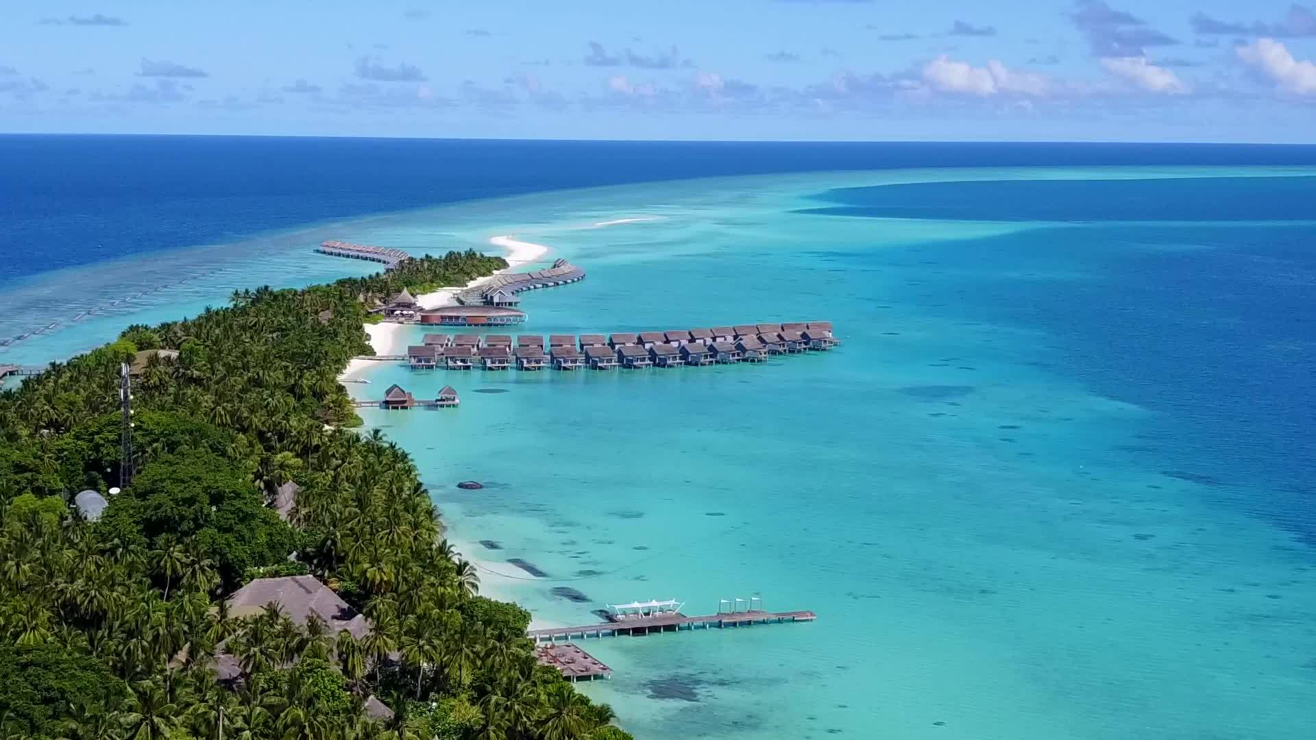 完美的度假胜地海滩海景浅海和清洁的沙地背景视频的预览图