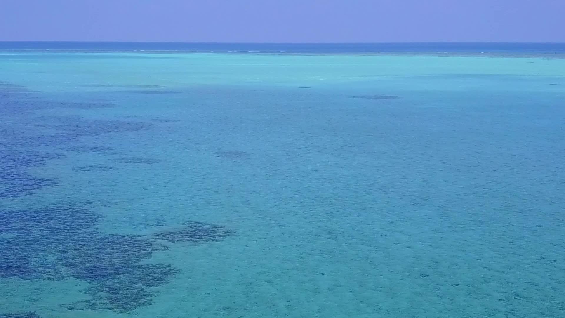 以蓝水和白沙为背景观赏豪华旅游海滩度假的天空视频的预览图