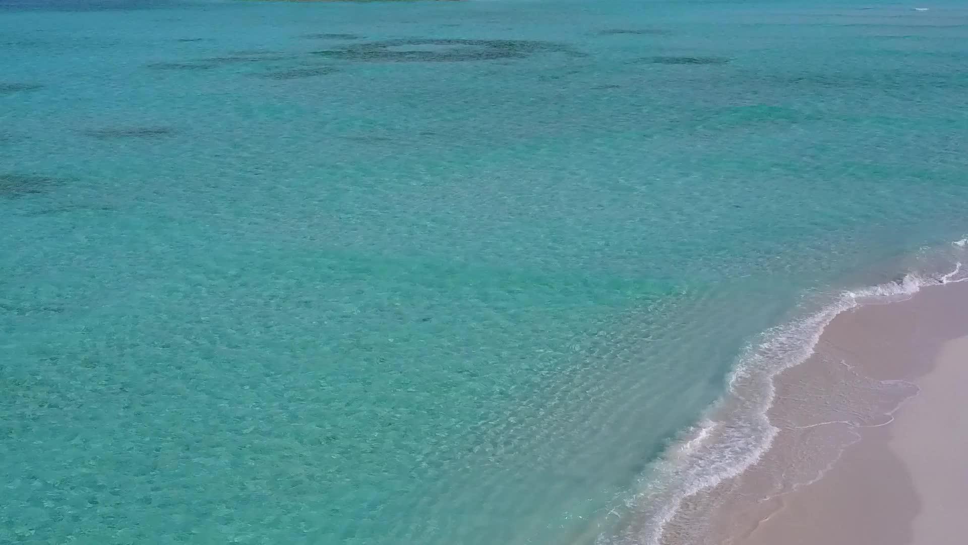 蓝色海洋和白色沙尘背景的美丽环礁湖海滩旅游游客视频的预览图