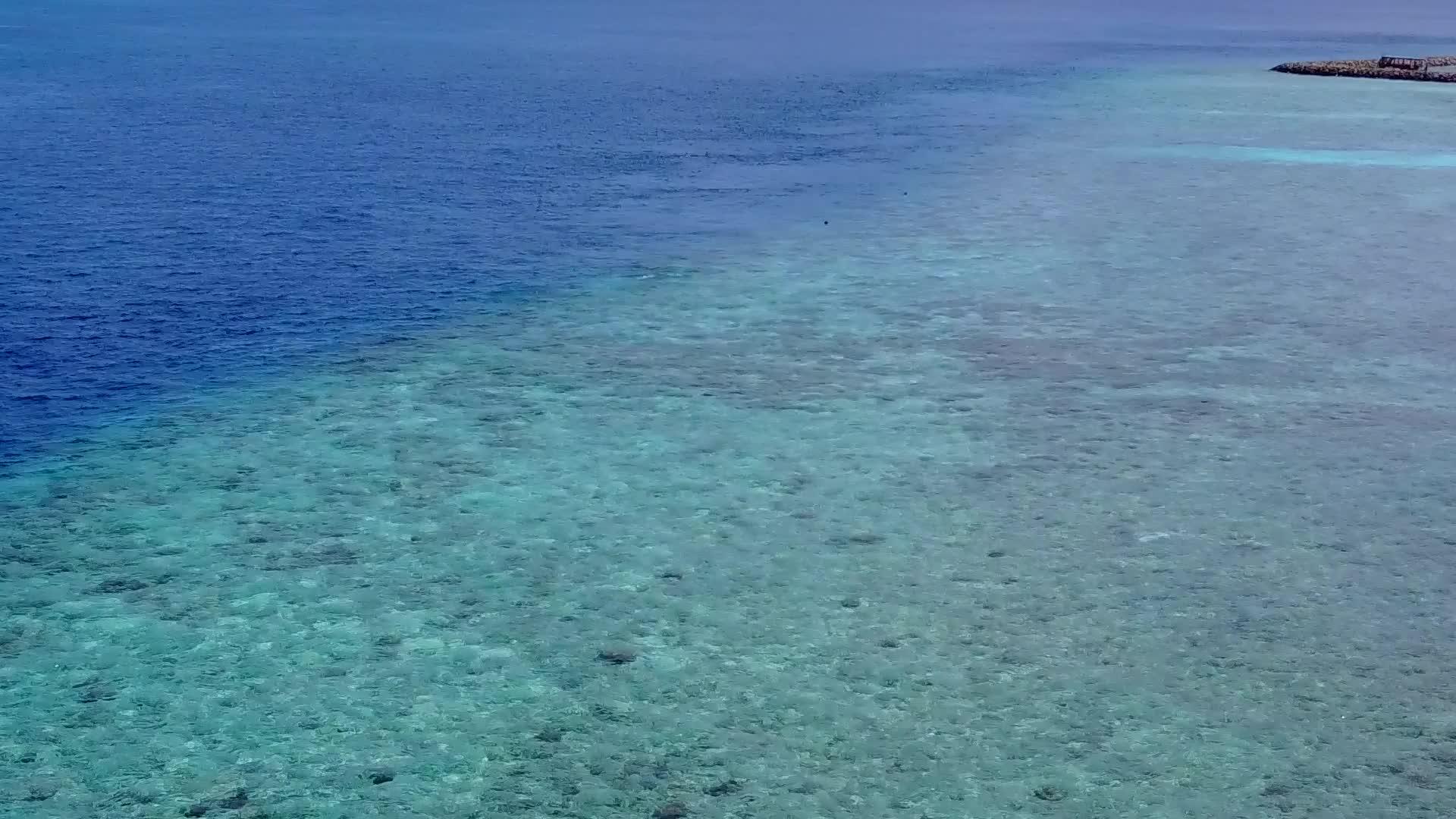 白色沙底水蓝色环礁湖是海洋度假胜地的海滩生活方式视频的预览图