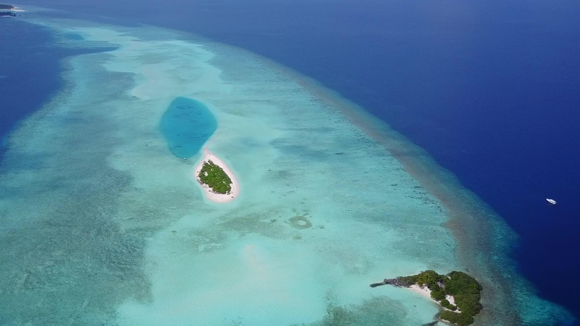 蓝绿色海洋度假胜地以蓝天、绿海和白沙为背景视频的预览图