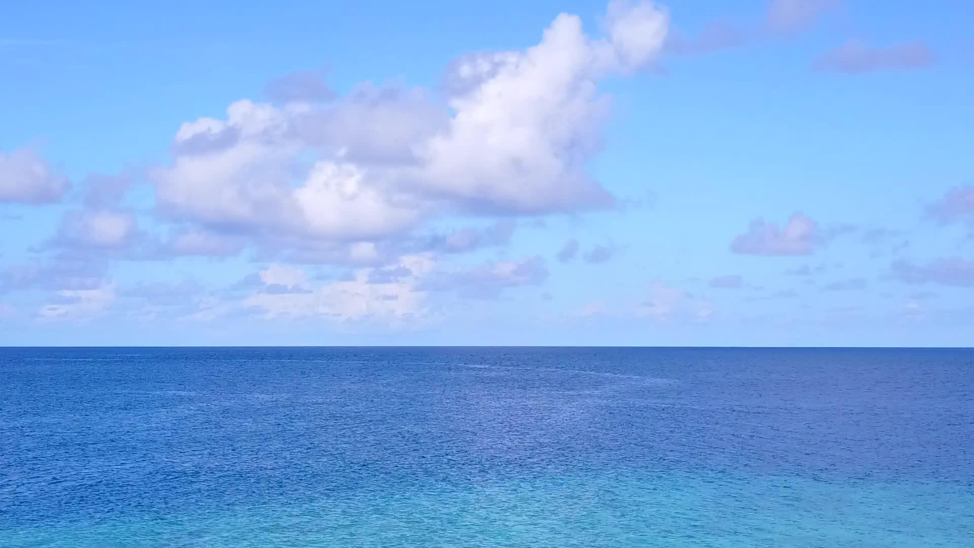 完美的岛屿海滩海滩采用蓝色绿色海洋和白色沙滩背景视频的预览图