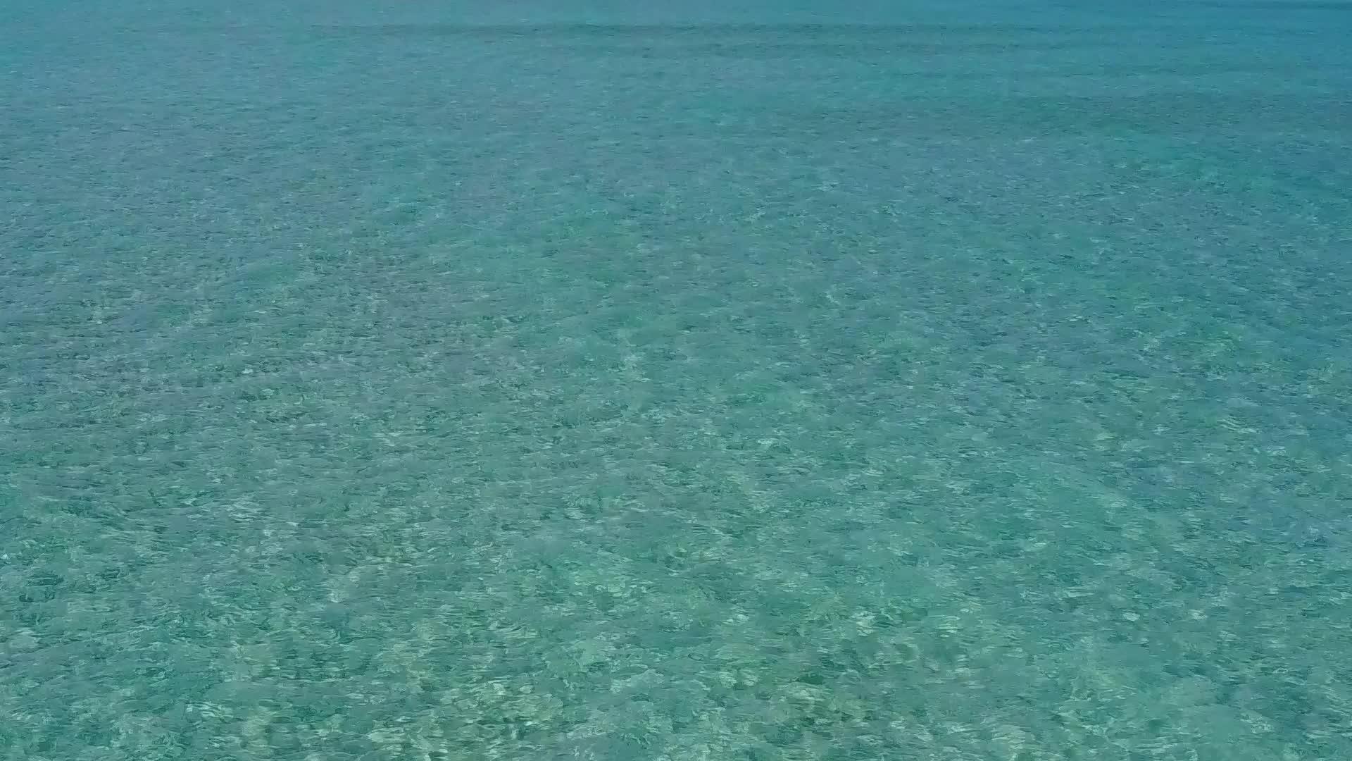 蓝色海洋和白色海滩背景的外部海滩度假风景视频的预览图