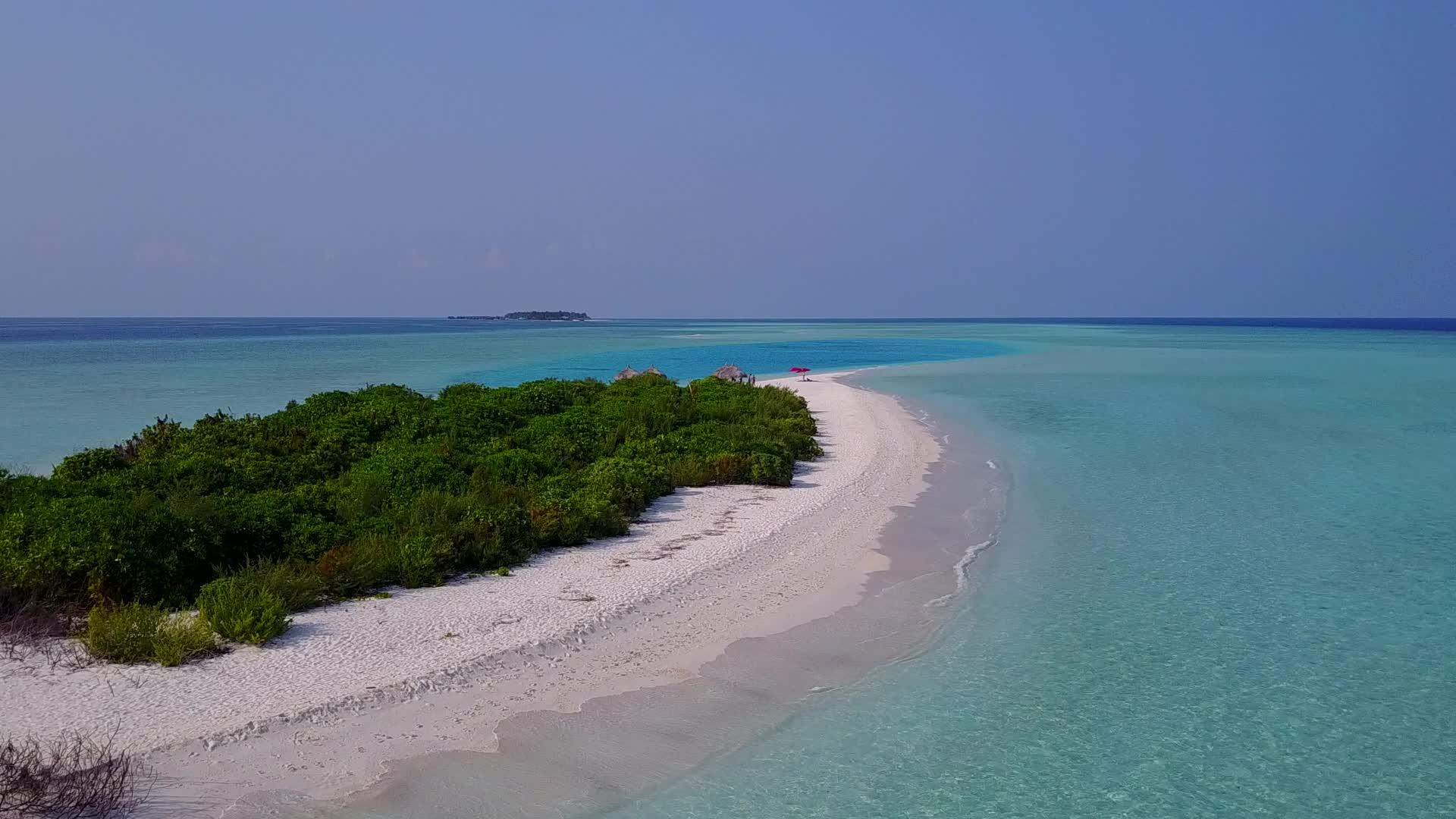 白沙背景水蓝海完美度假海滩度假空中无人机旅游视频的预览图