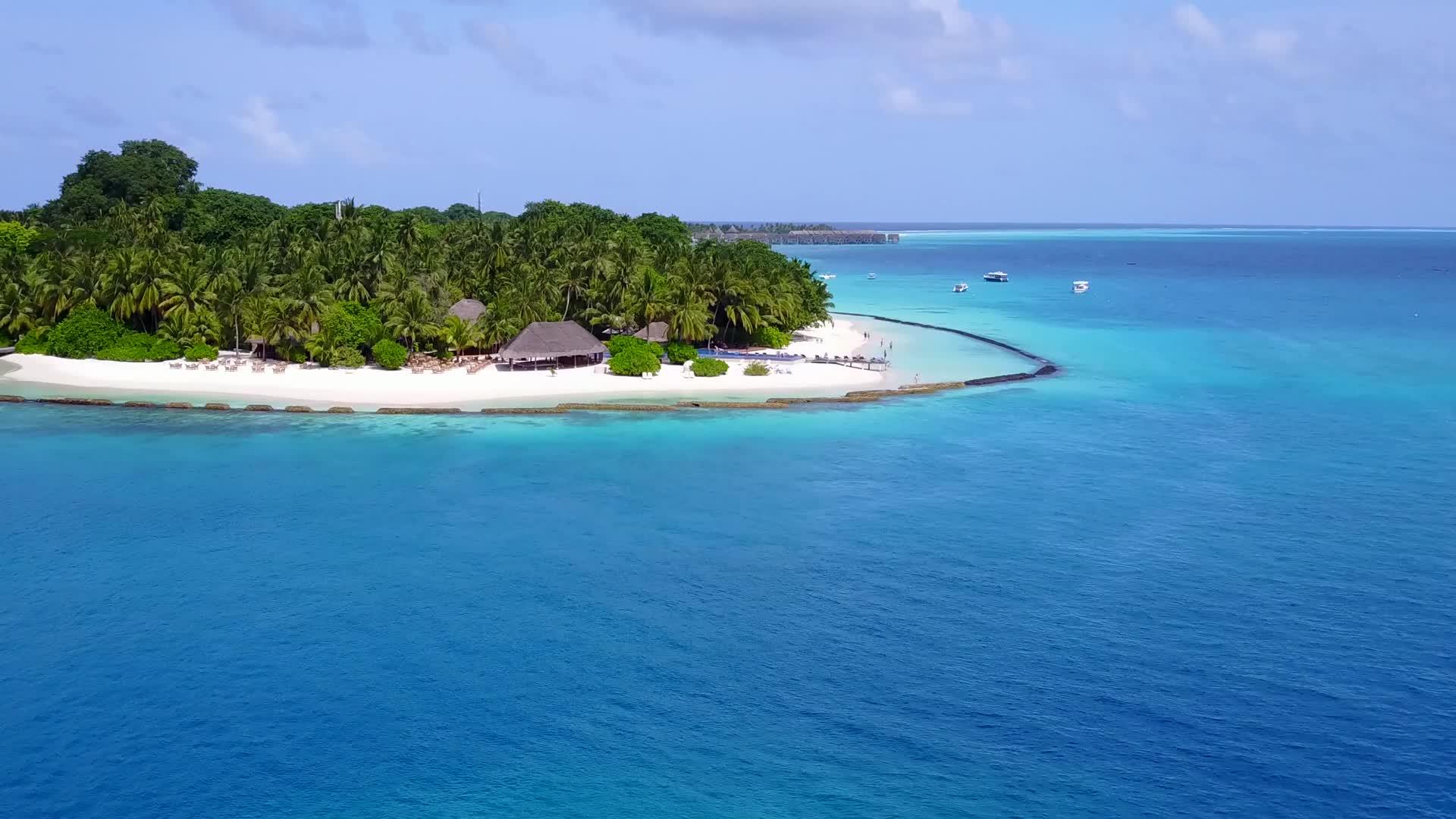 岛屿堤岸边的海滩由蓝绿水和白沙土背景的蓝绿水组成视频的预览图