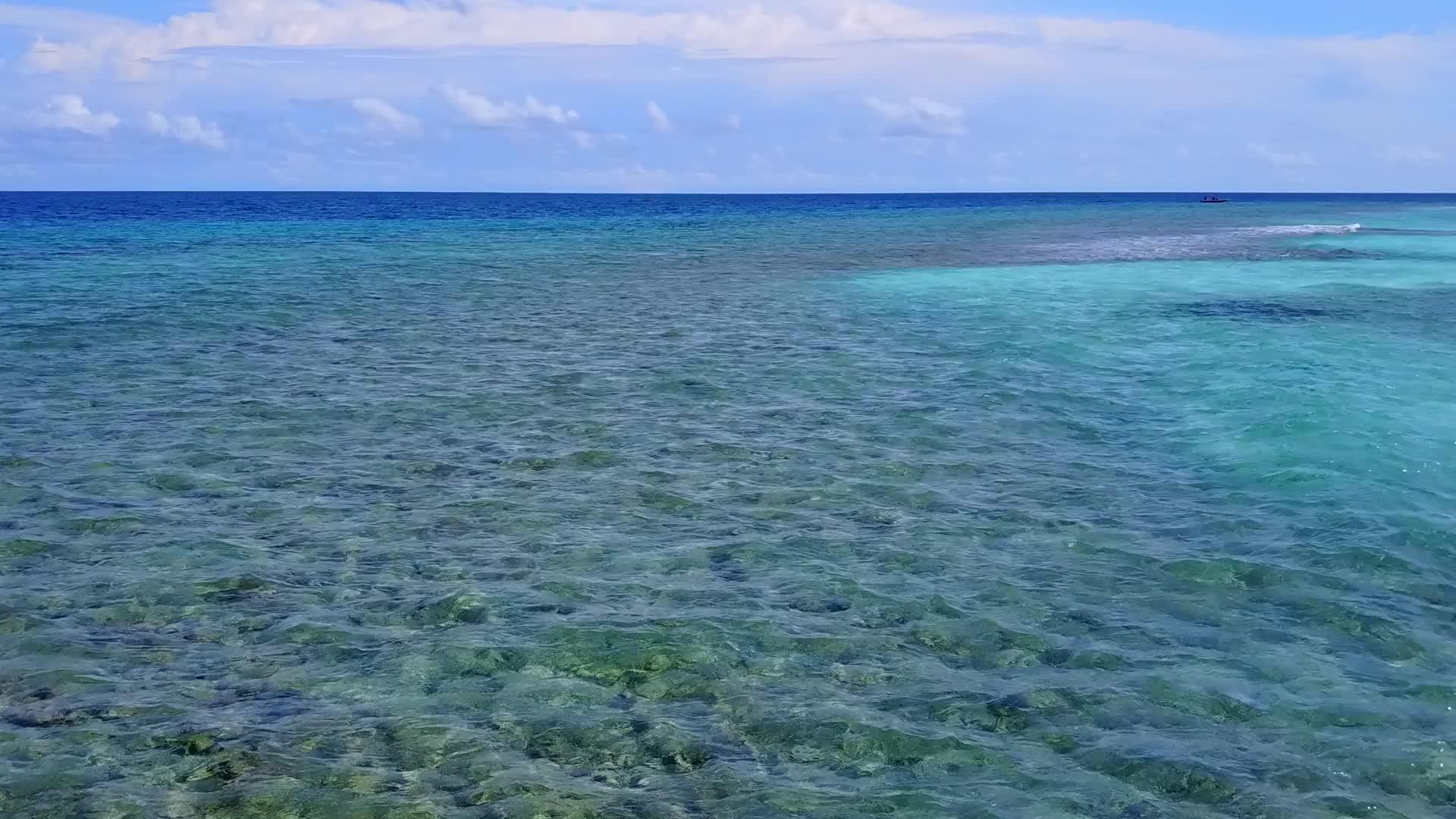 环礁湖的沙子背景非常明亮因此可以看到豪华的海滩海滩视频的预览图