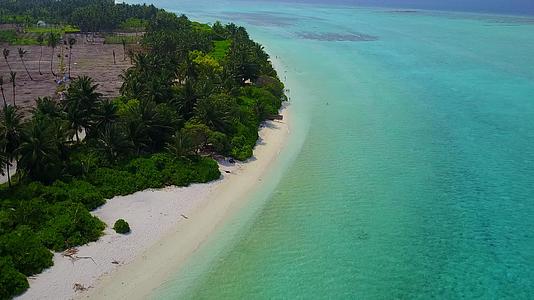 在透明的水和白色的海滩背景下观察岩石环礁湖海滩假日的空气视频的预览图