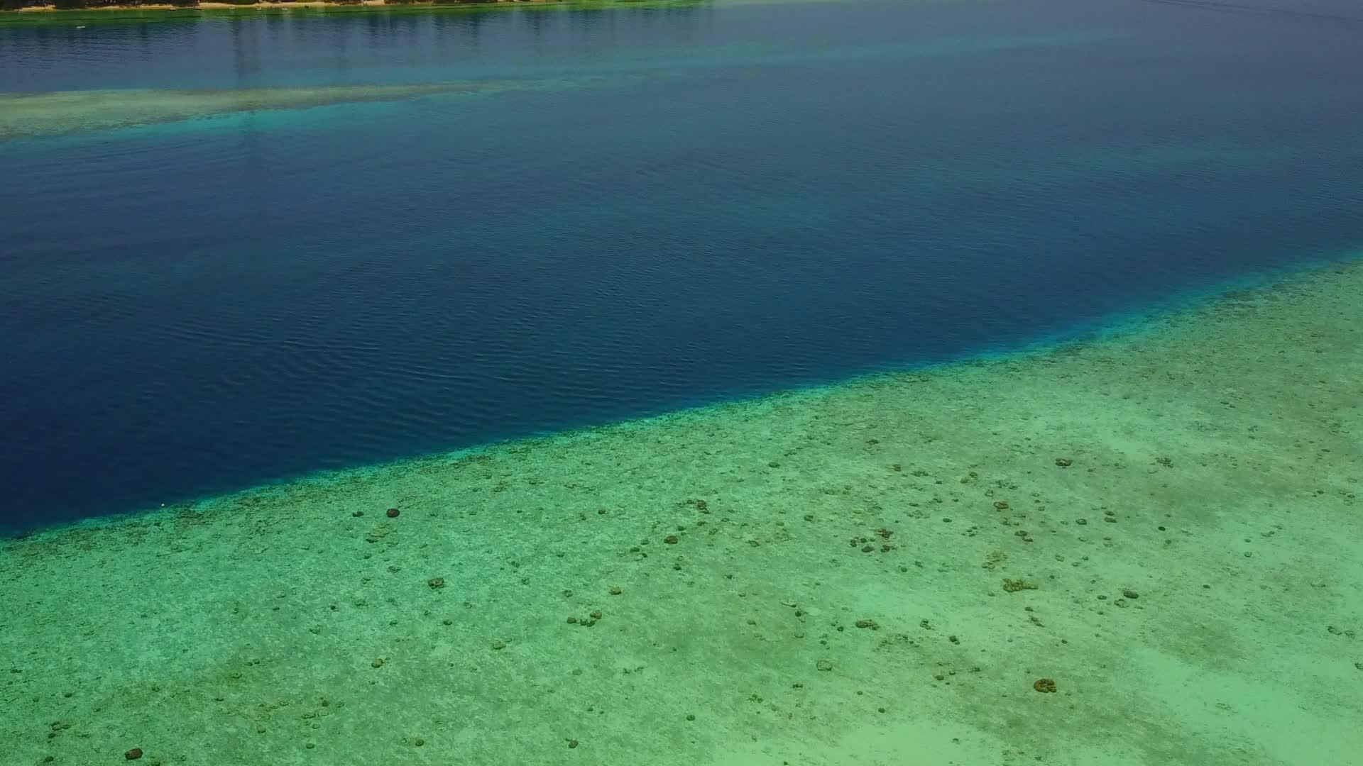 蓝海和清洁沙滩背景的豪华海滩时间观光视频的预览图