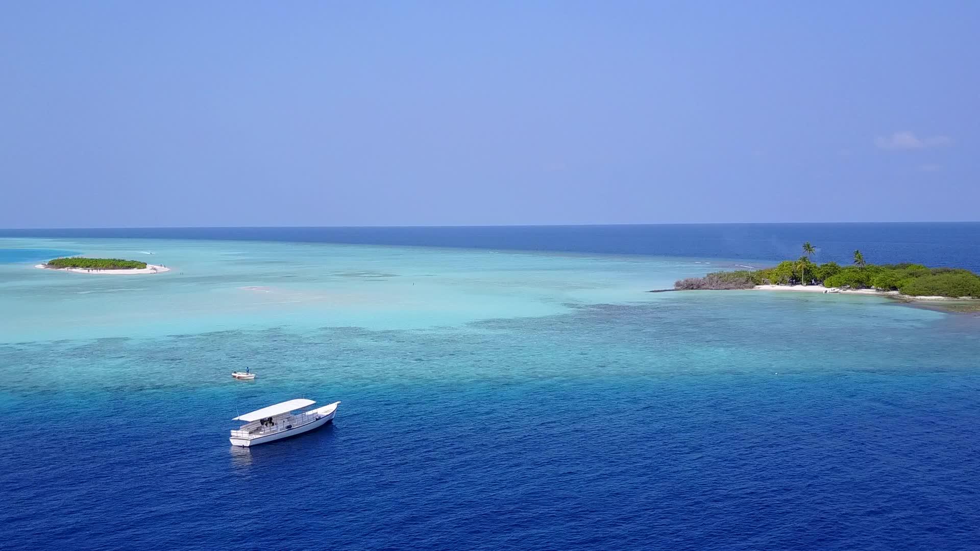 环礁湖周围的豪华海滩在蓝海、白色沙底和蓝海航行视频的预览图
