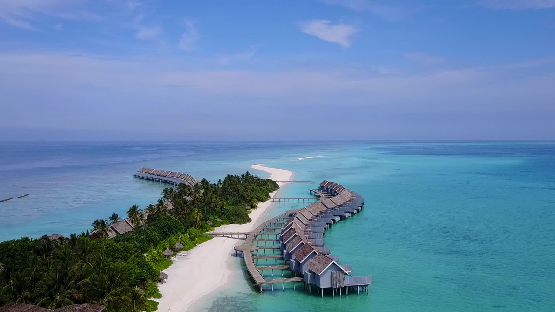 在浅海和白沙的背景下美丽的环礁湖海滩探索在空中无人驾驶视频的预览图