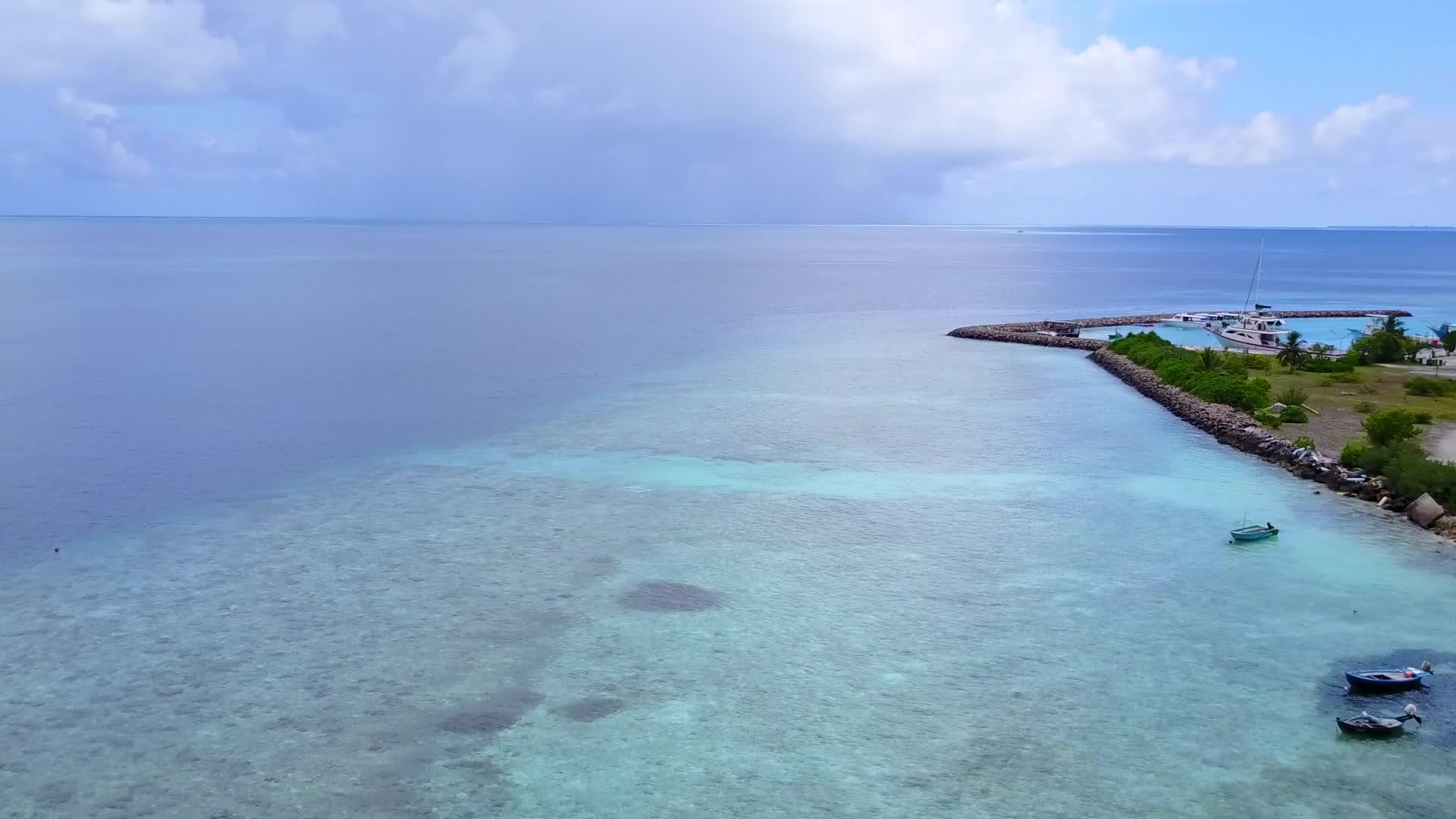 蓝绿环礁湖和白色沙滩背景下美丽的海岸海滩探险景观视频的预览图