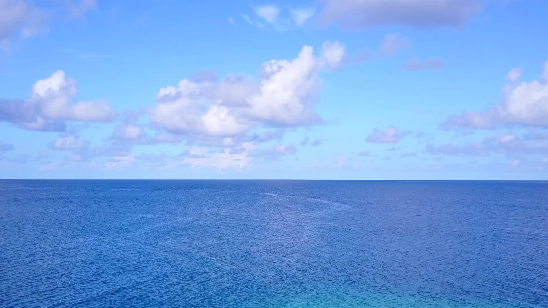 白色沙质背景透明海洋无人机空中景观让您轻松享受海岸视频的预览图