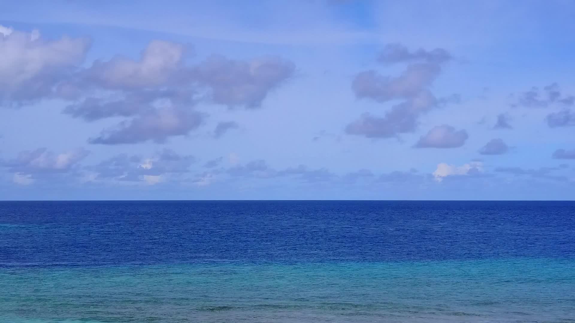 蓝色的海洋和白色的海滩背景美丽的海岸海滩断裂的风景视频的预览图