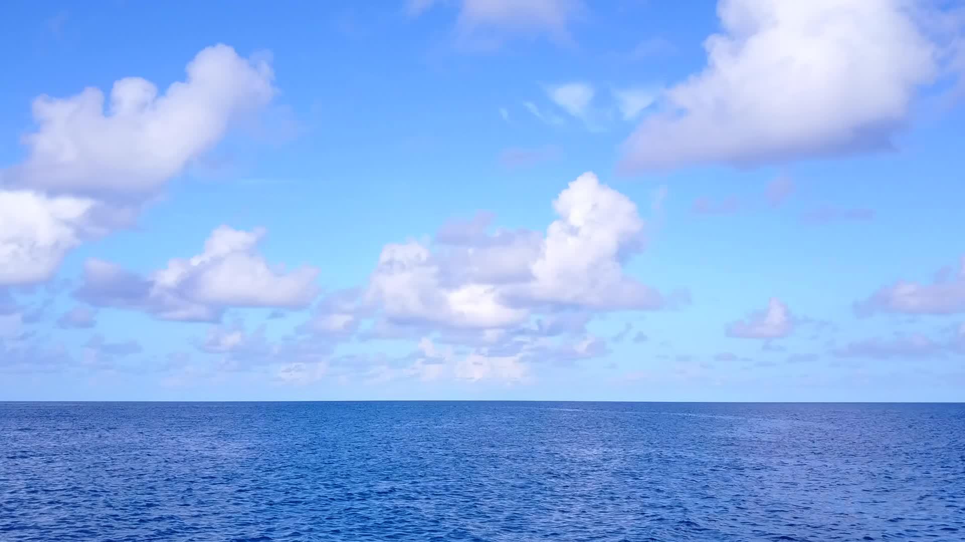 泻湖海滩以蓝环礁湖和白沙为背景在空中无人驾驶视频的预览图