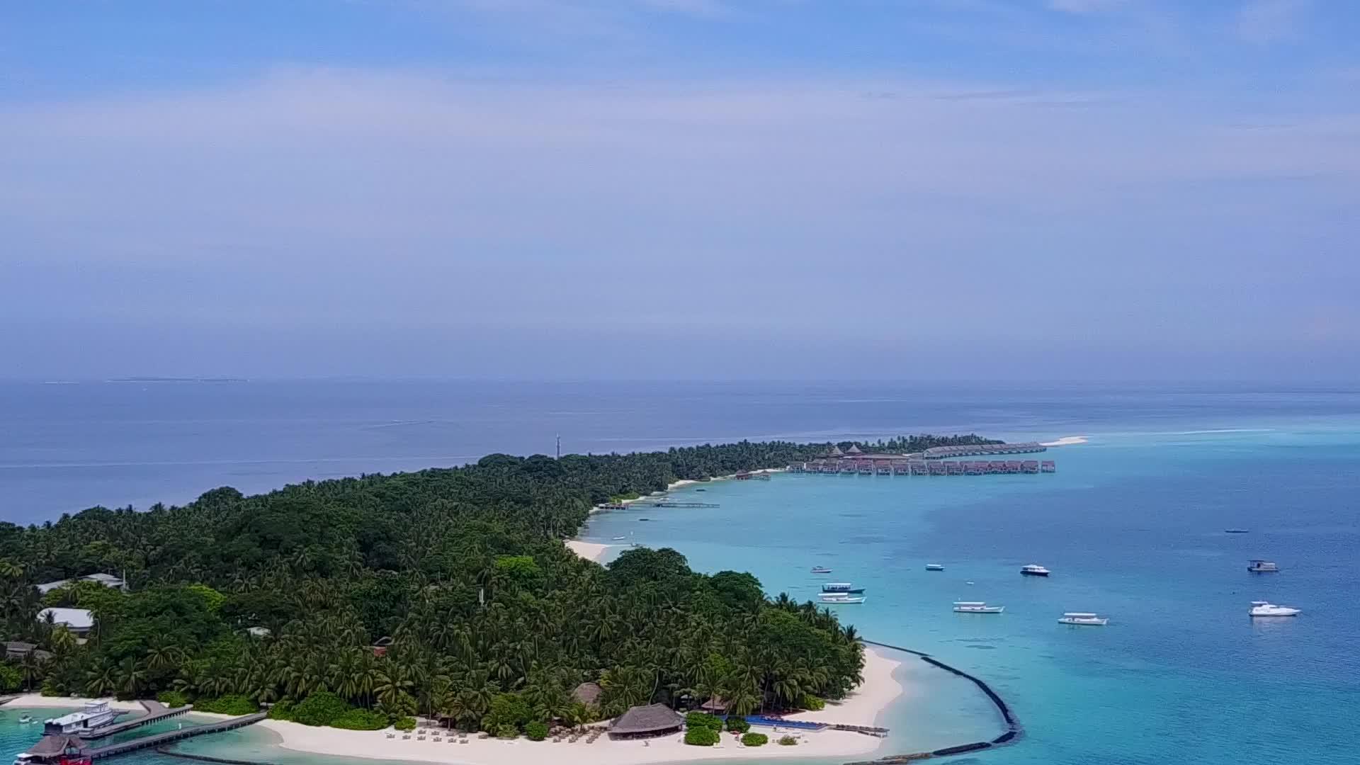 蓝色、绿色、水和白色沙子的背景是海洋泻湖海滩的生活方式视频的预览图