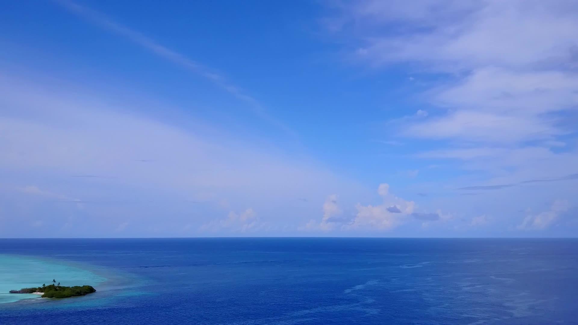 在蓝海和白色海滩的背景下航行的温和度假胜地海滩航行视频的预览图