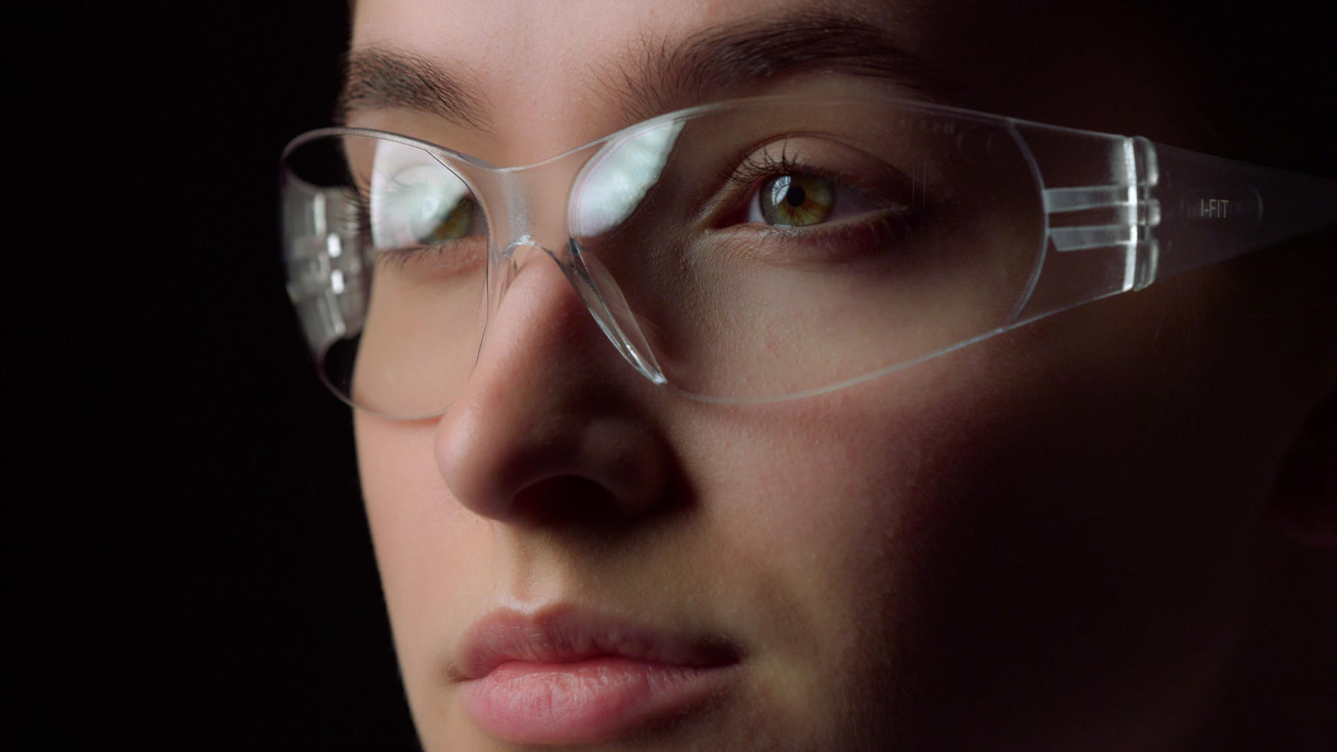 商业女性通过虚拟现实眼镜阅读视频的预览图