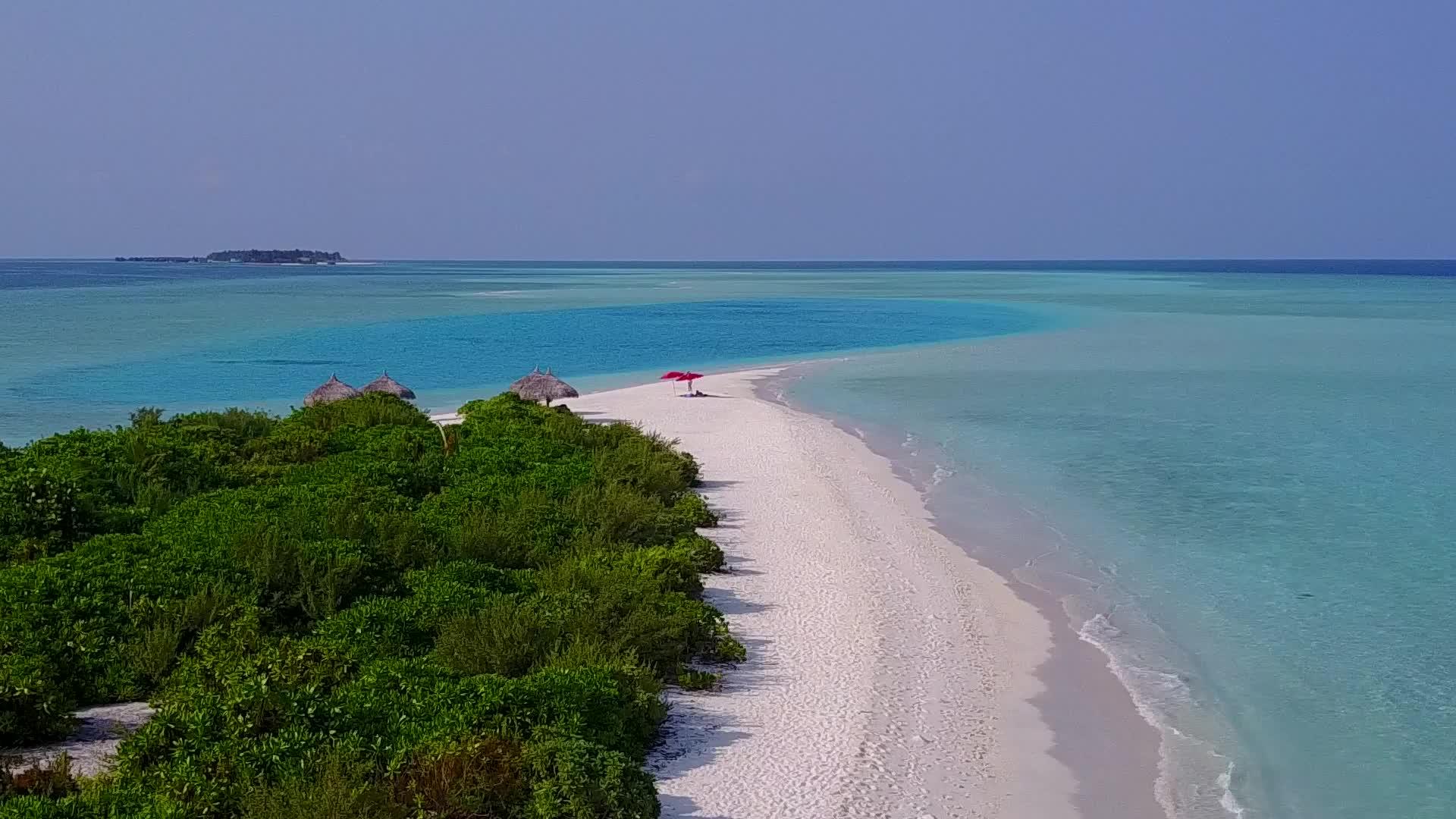 热带环礁湖海岸乘坐蓝色水洋和白色沙地背景视频的预览图