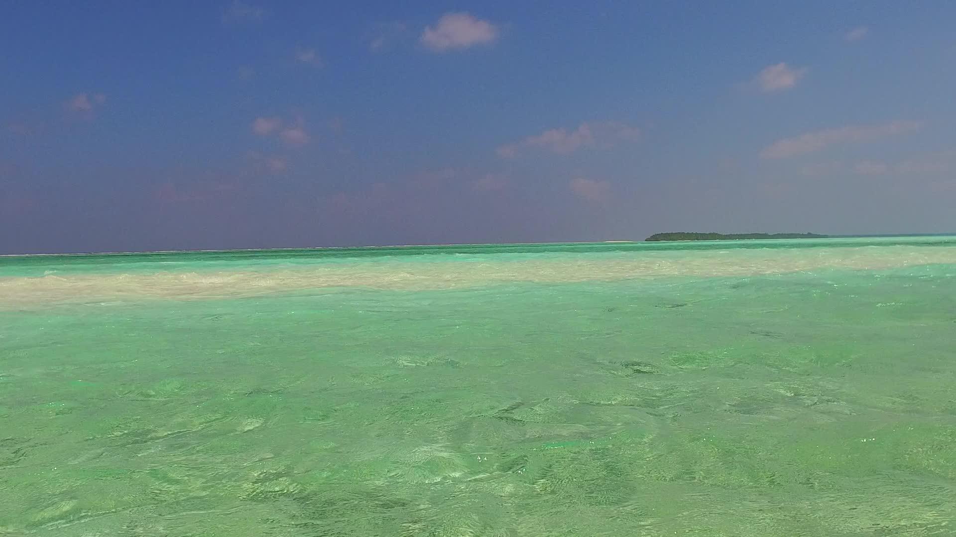 空中无人驾驶飞机旅行天堂湾海滩探险蓝海和白色沙底背景视频的预览图