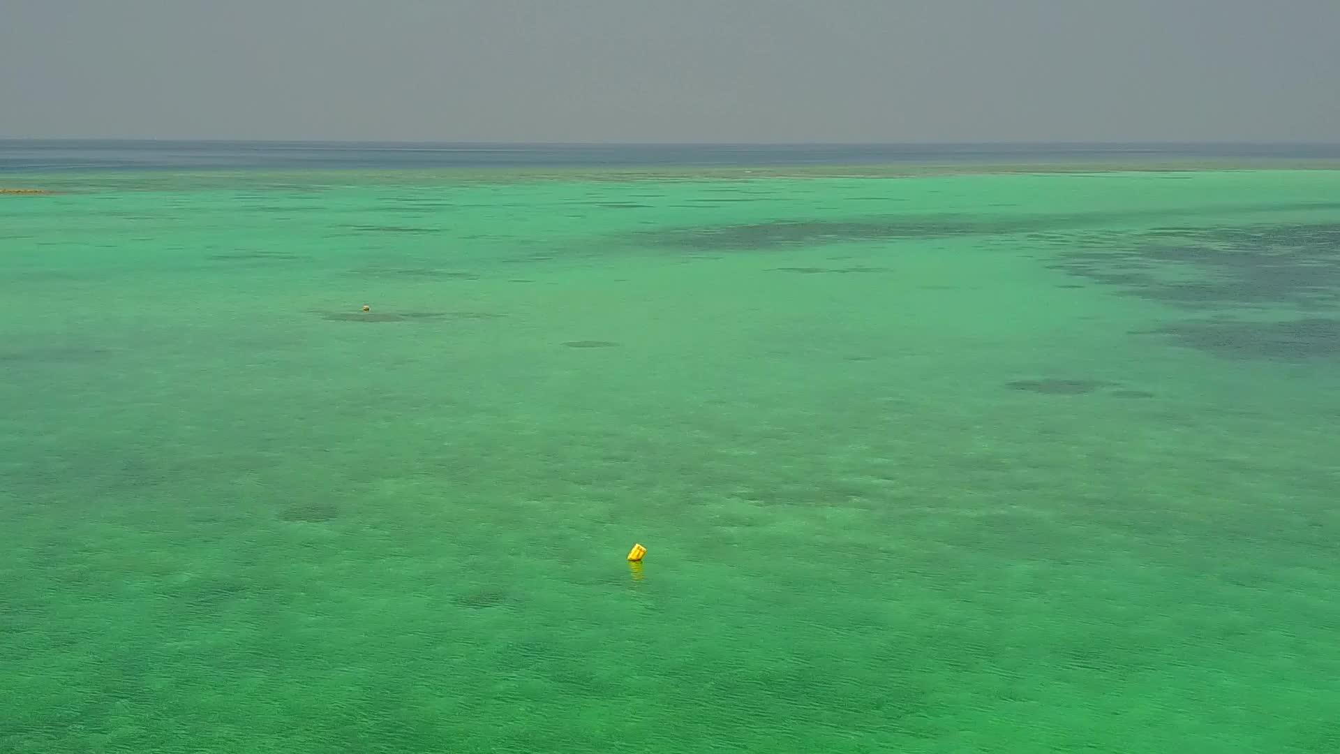 在透明海洋和白色海滩的背景下安静的海景海滩冒险在空中无人机视频的预览图