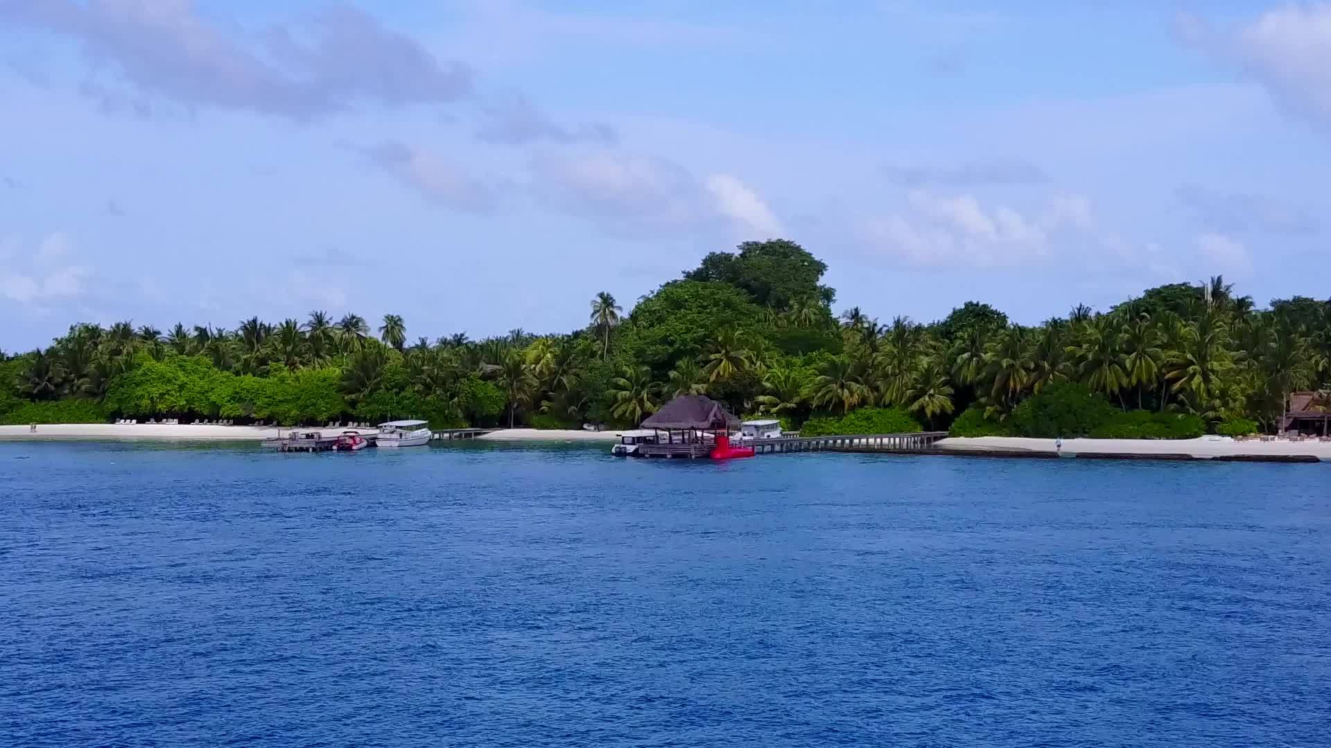 热带热带旅游海滩度假蓝水和白沙蓝水热带无人驾驶视频的预览图