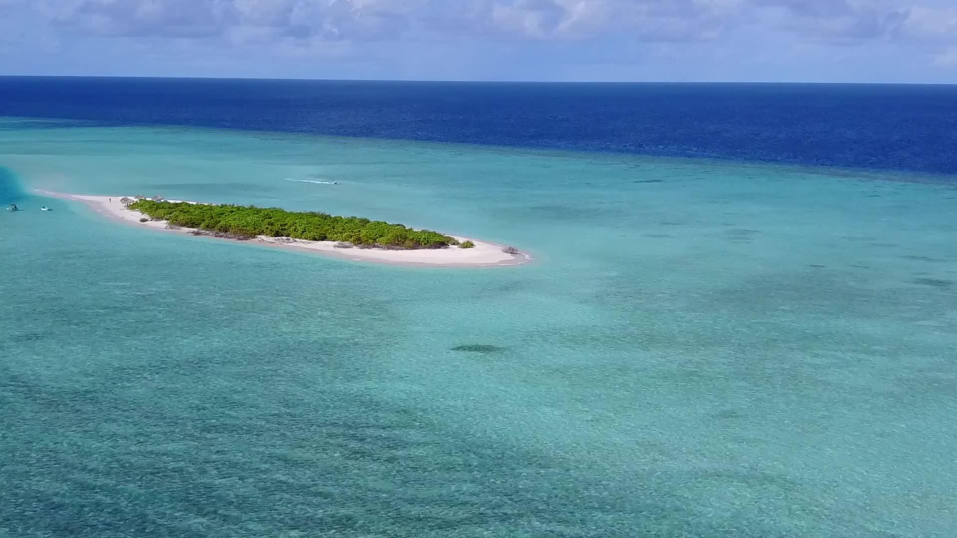 白沙背景蓝水安静度假海滩度假空中无人机天空视频的预览图