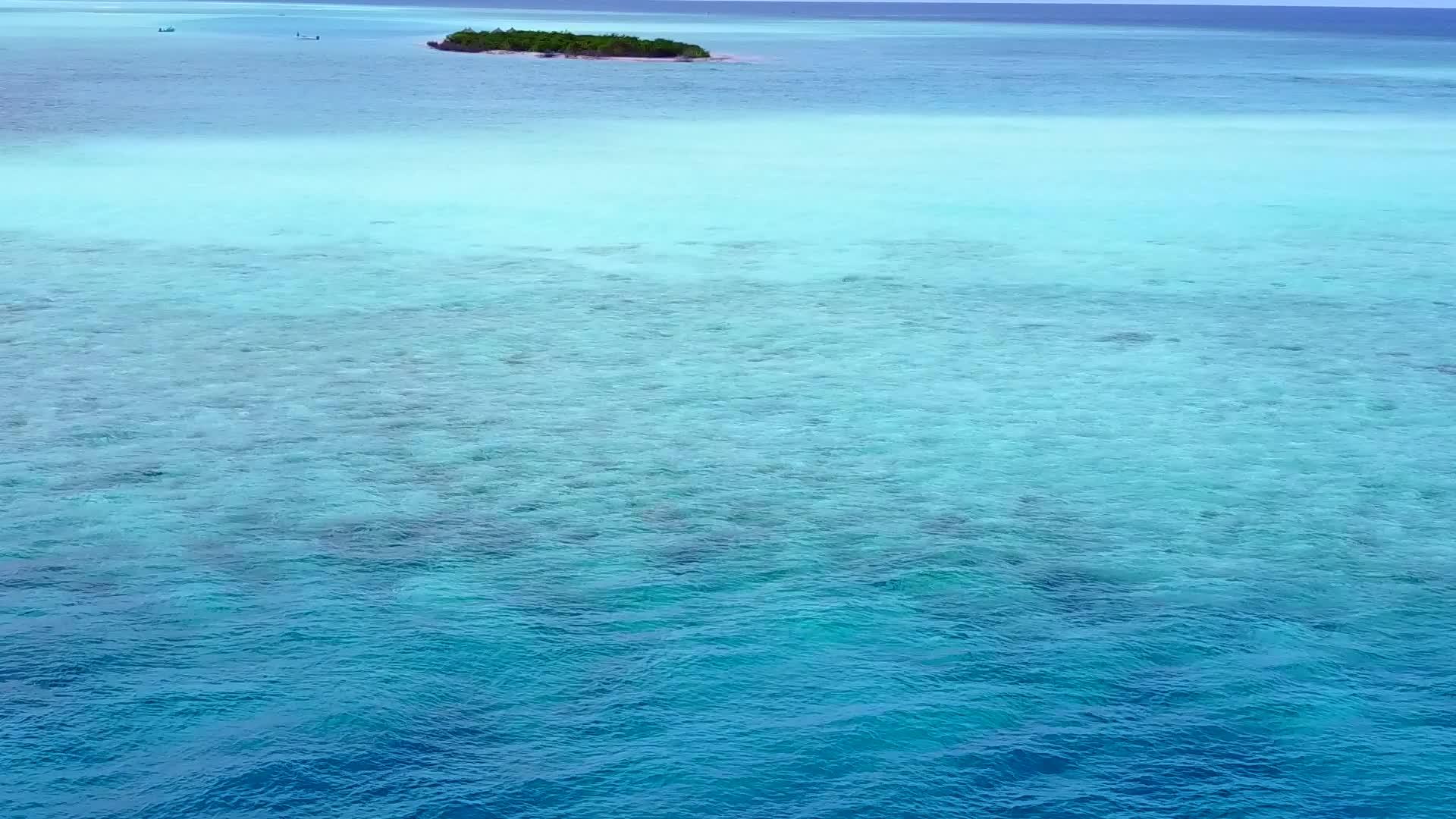 蓝海和白色海滩背景热带海滩时间在空中无人驾驶无人驾驶视频的预览图