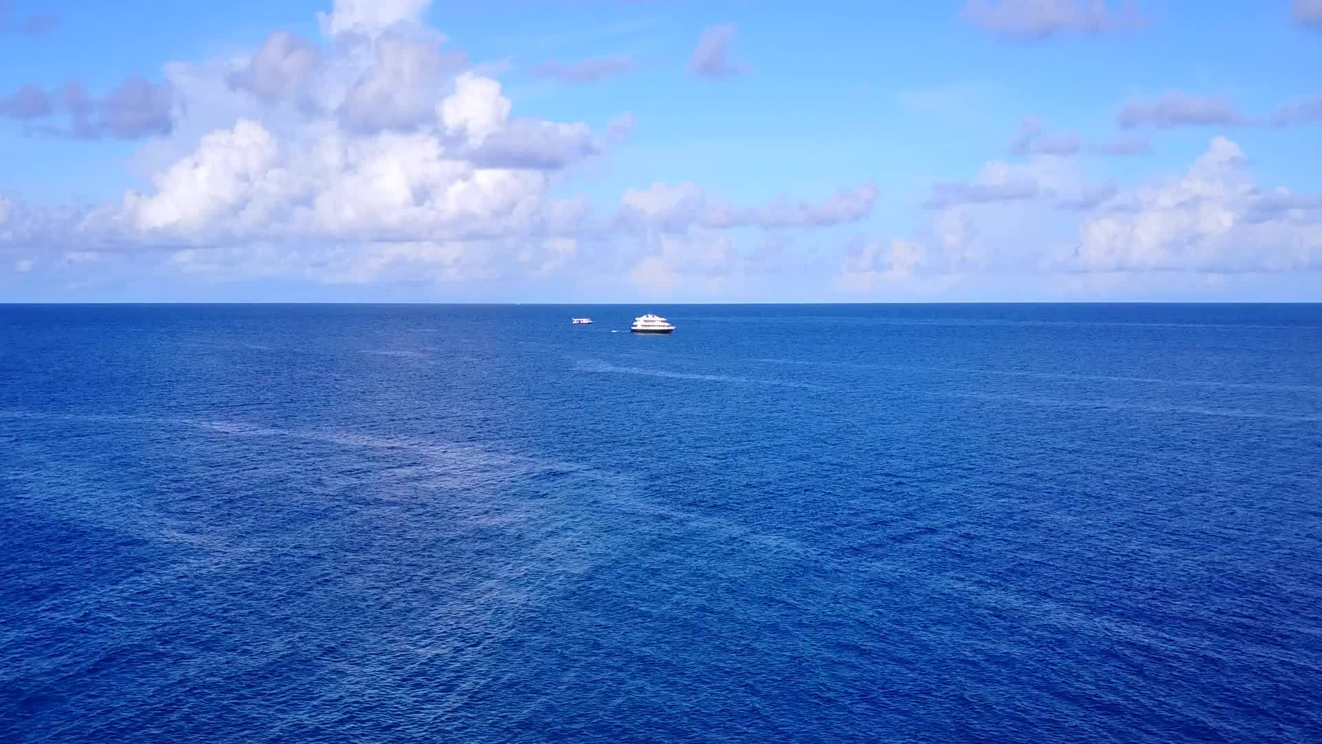 蓝色海洋和白色海滩背景外部海滩旅行无人驾驶飞机视频的预览图