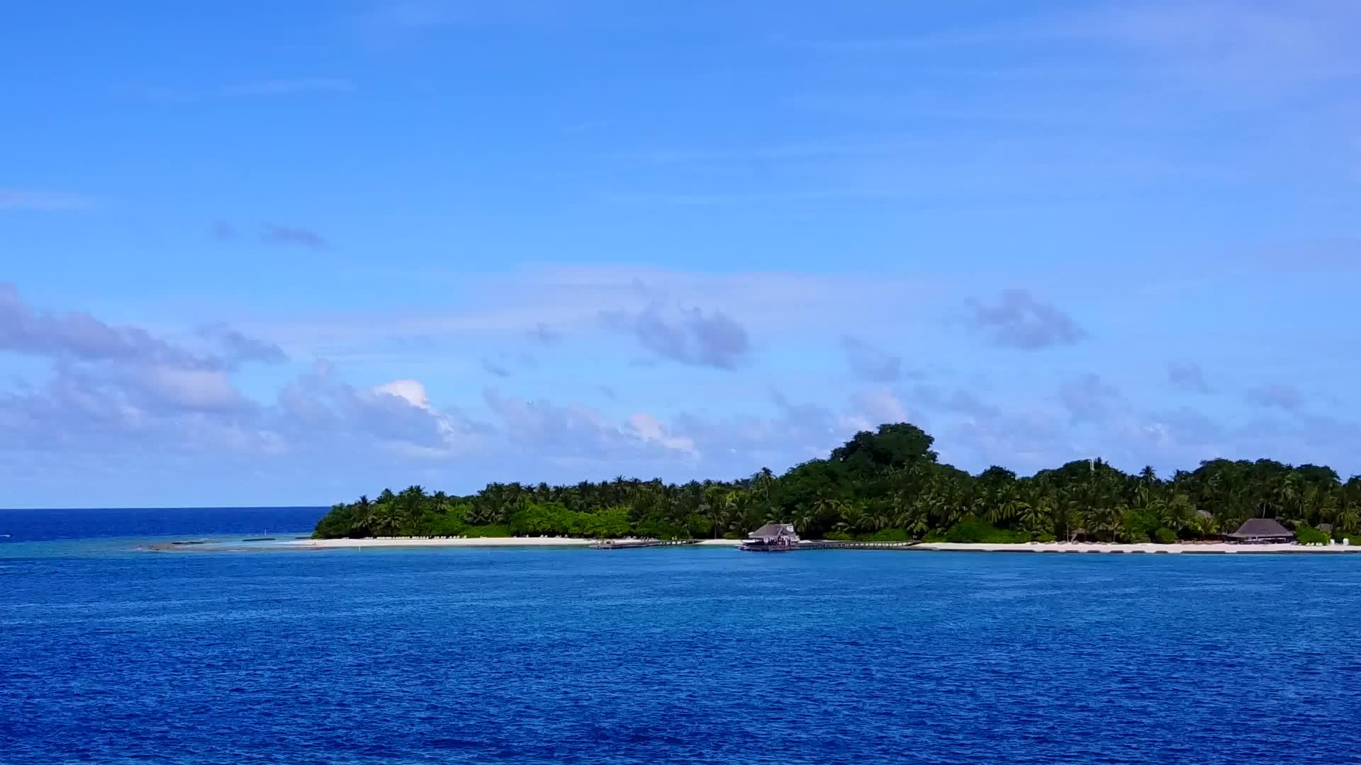 蓝海热带滨海滩探险视频的预览图