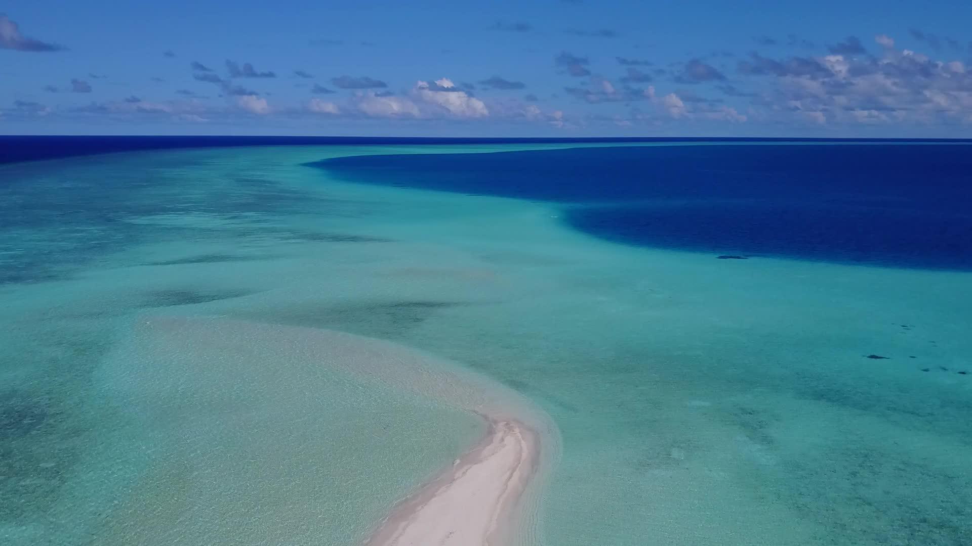 天堂岛海滩以蓝水和白沙为背景在蓝海航行视频的预览图