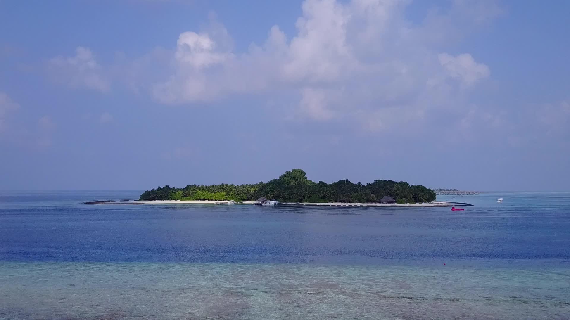 蓝色海洋和白色沙尘背景的美丽岛屿海滩航程视频的预览图