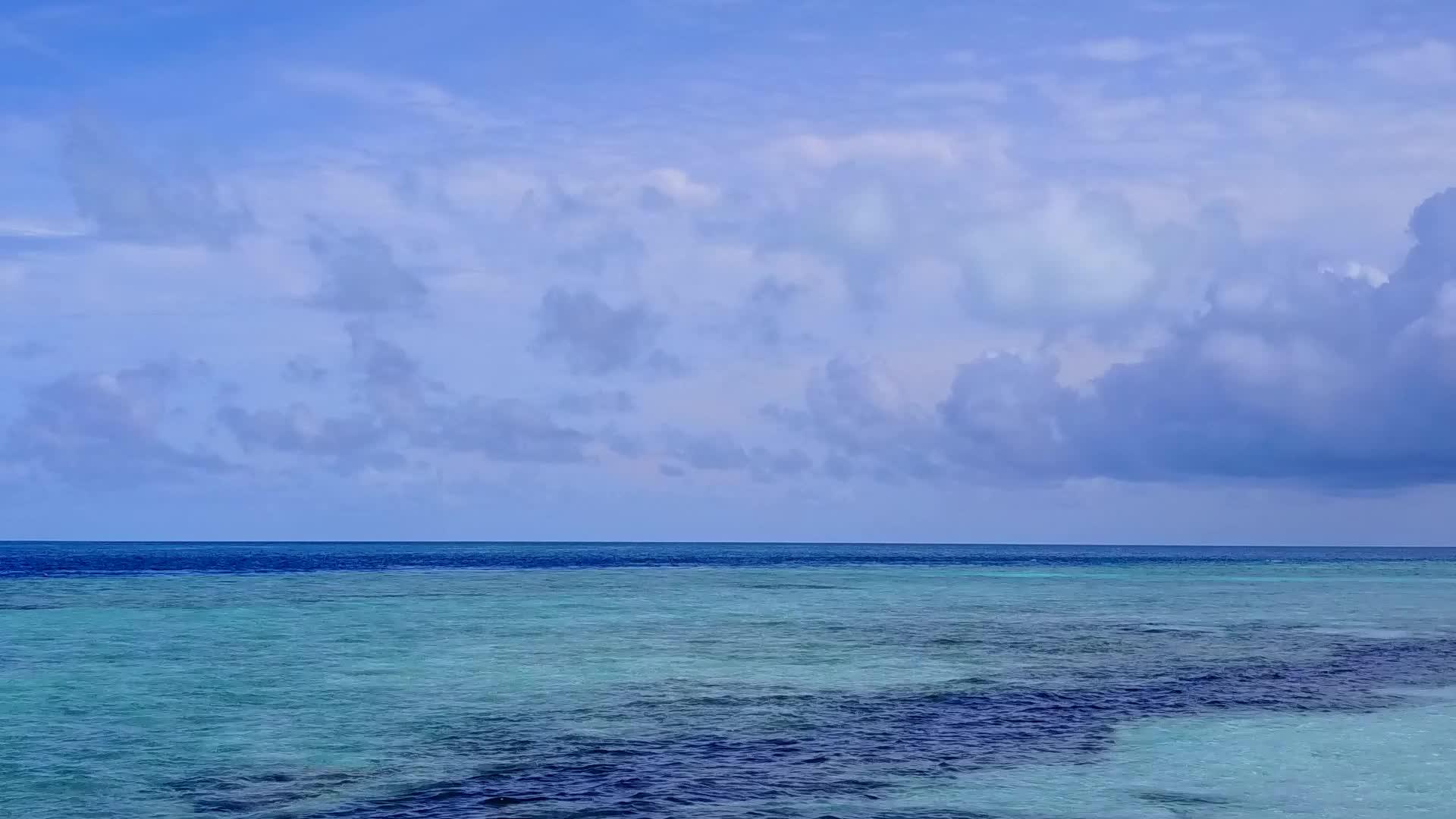 以白沙为背景的浅环礁湖是一架无人驾驶飞机用于休养海岸海滩之旅视频的预览图