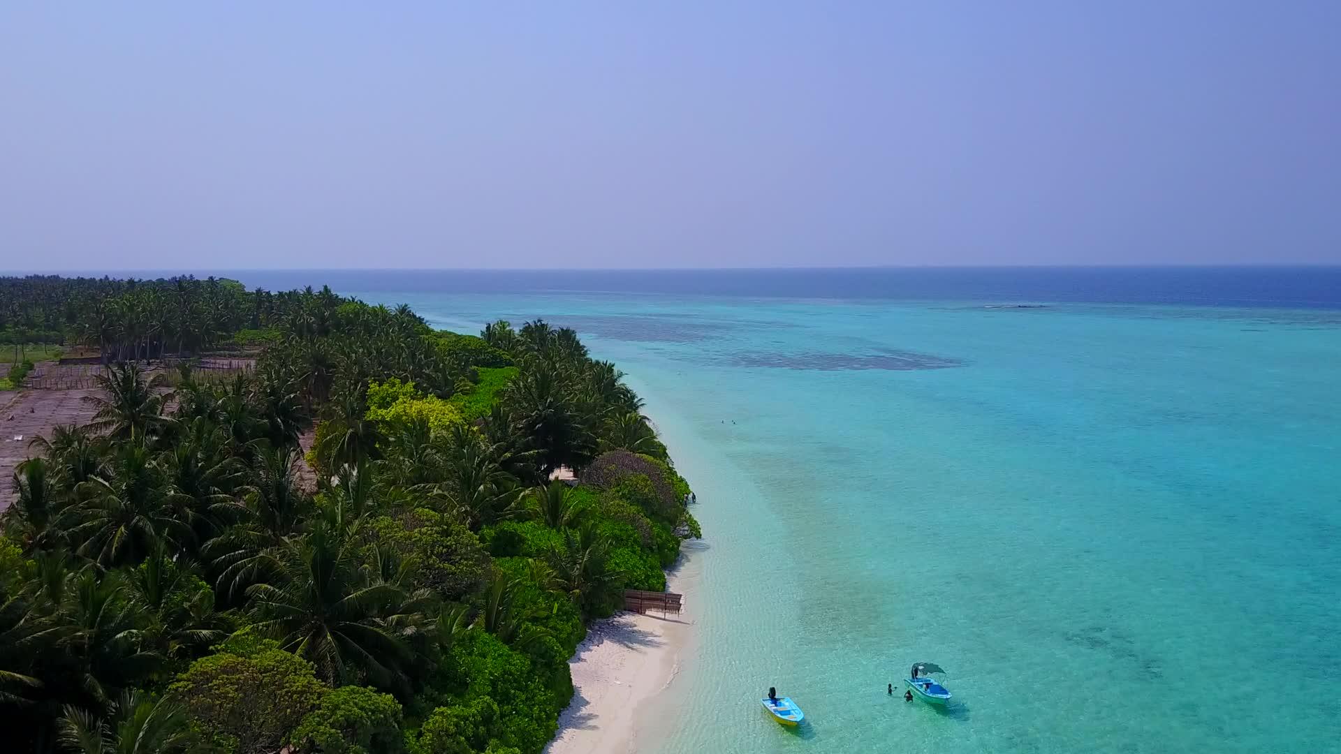 热带海滩度假无人机在清澈的海洋和白色海滩的背景下视频的预览图