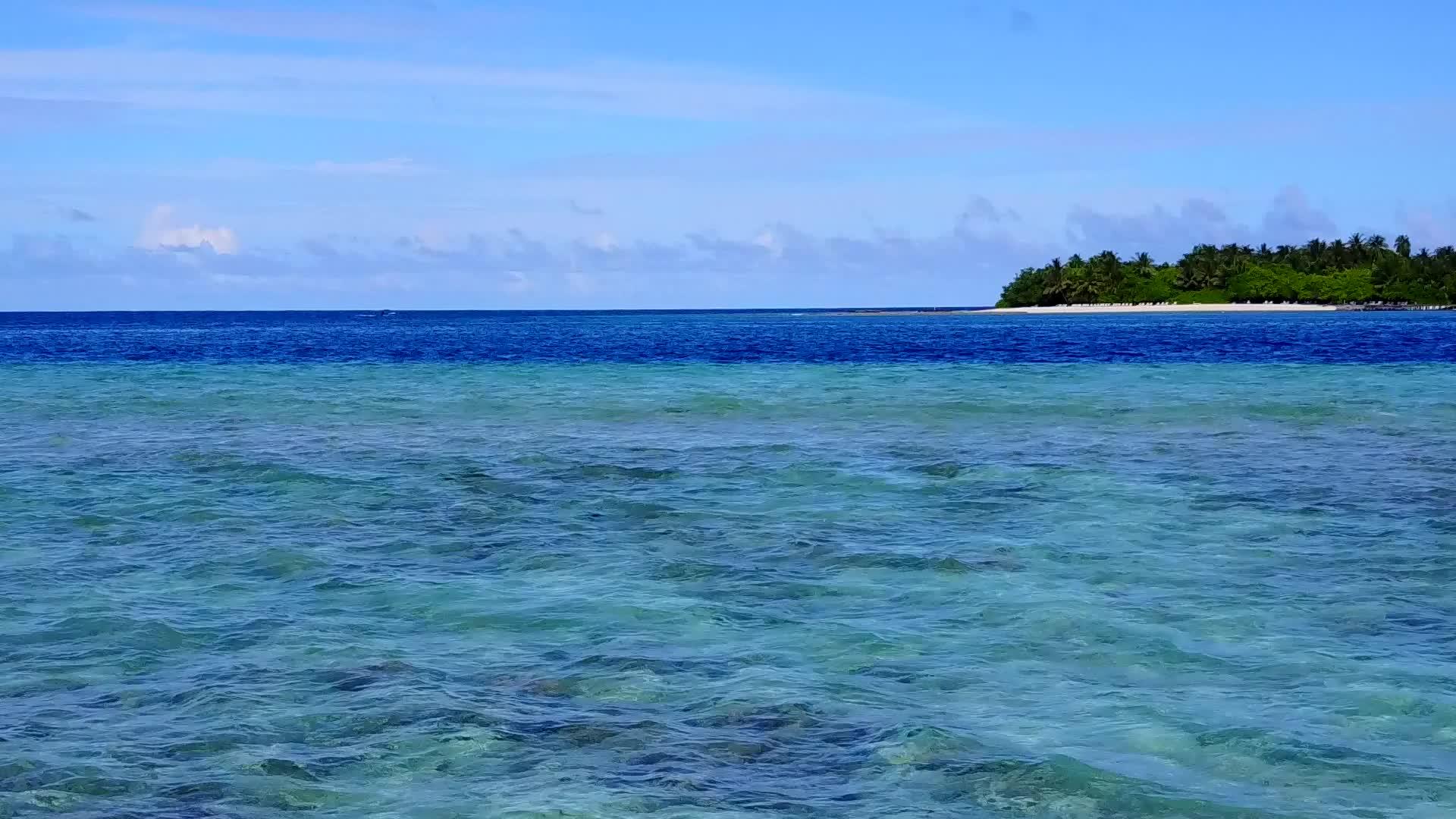 在绿松石海洋和白色海滩的背景下放松海岸海滩时间的无人机视频的预览图
