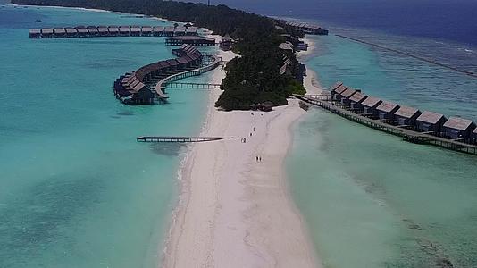 沿海海滩探索的空空采摘来自松石环礁湖和白沙的背景视频的预览图