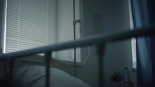 空医院病床枕头特写挂在病房床头的医疗点滴视频的预览图