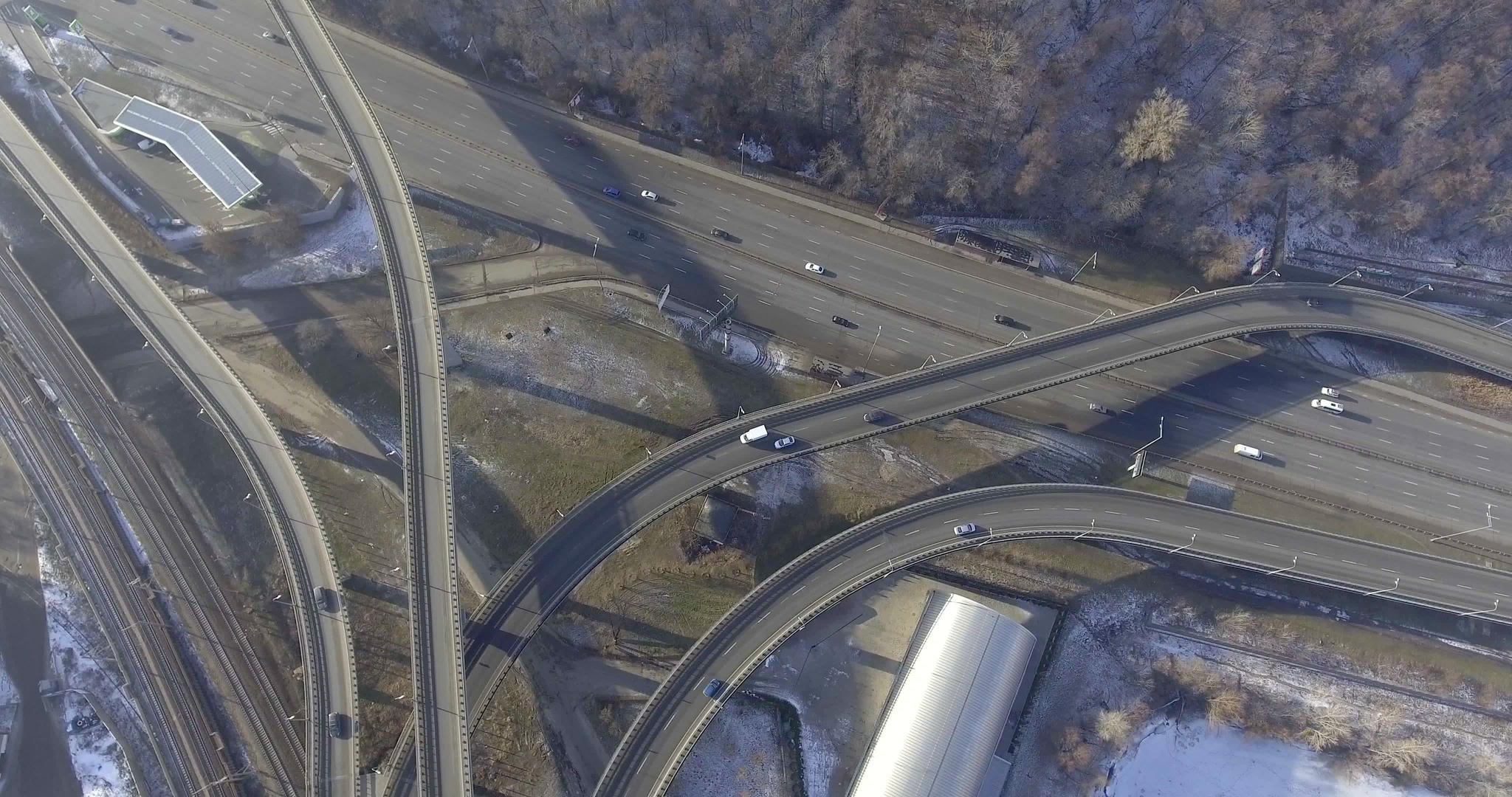 冬季森林附近4公里长的公路交通视频视频的预览图